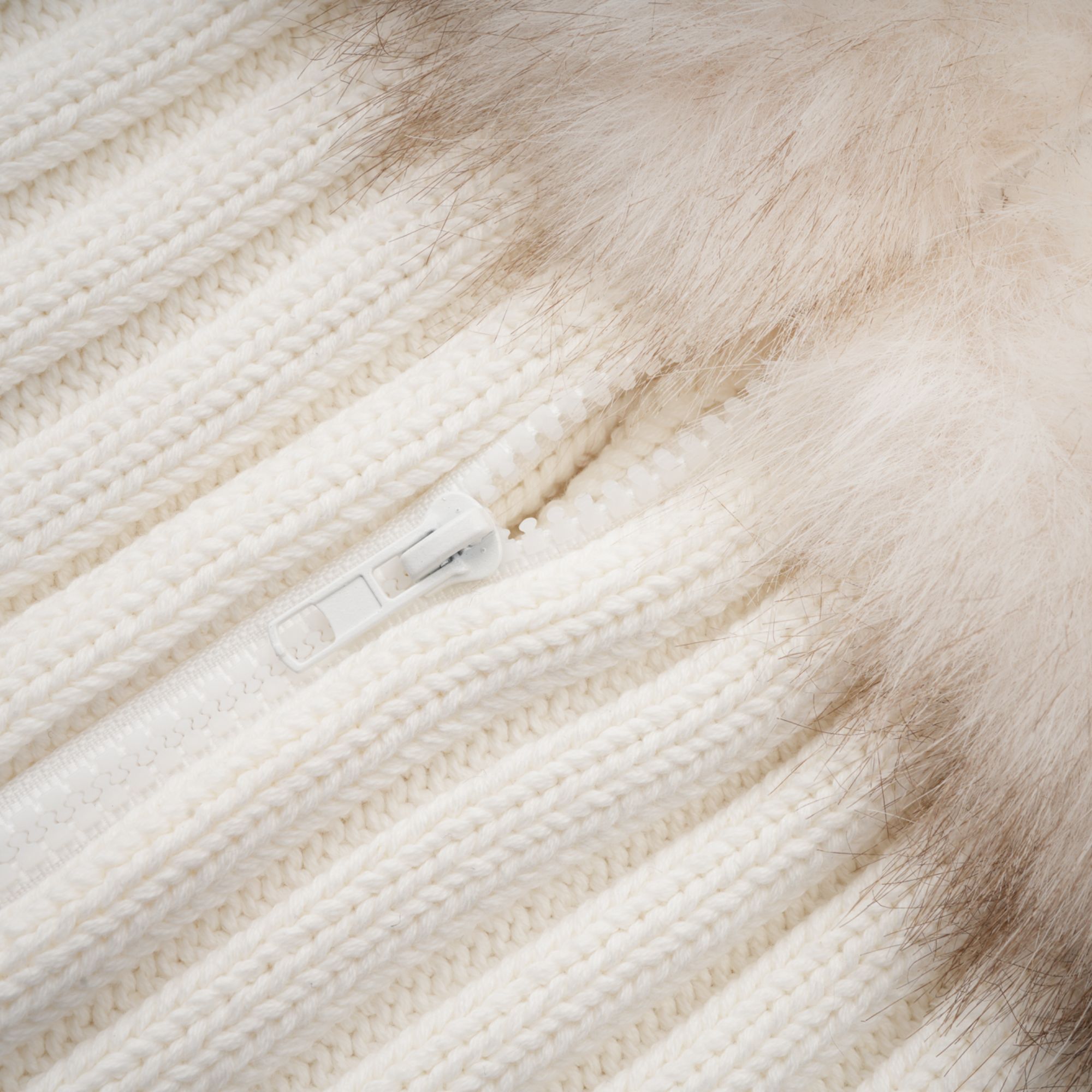 سترة Laetiecia من الفرو الصناعي المضلع