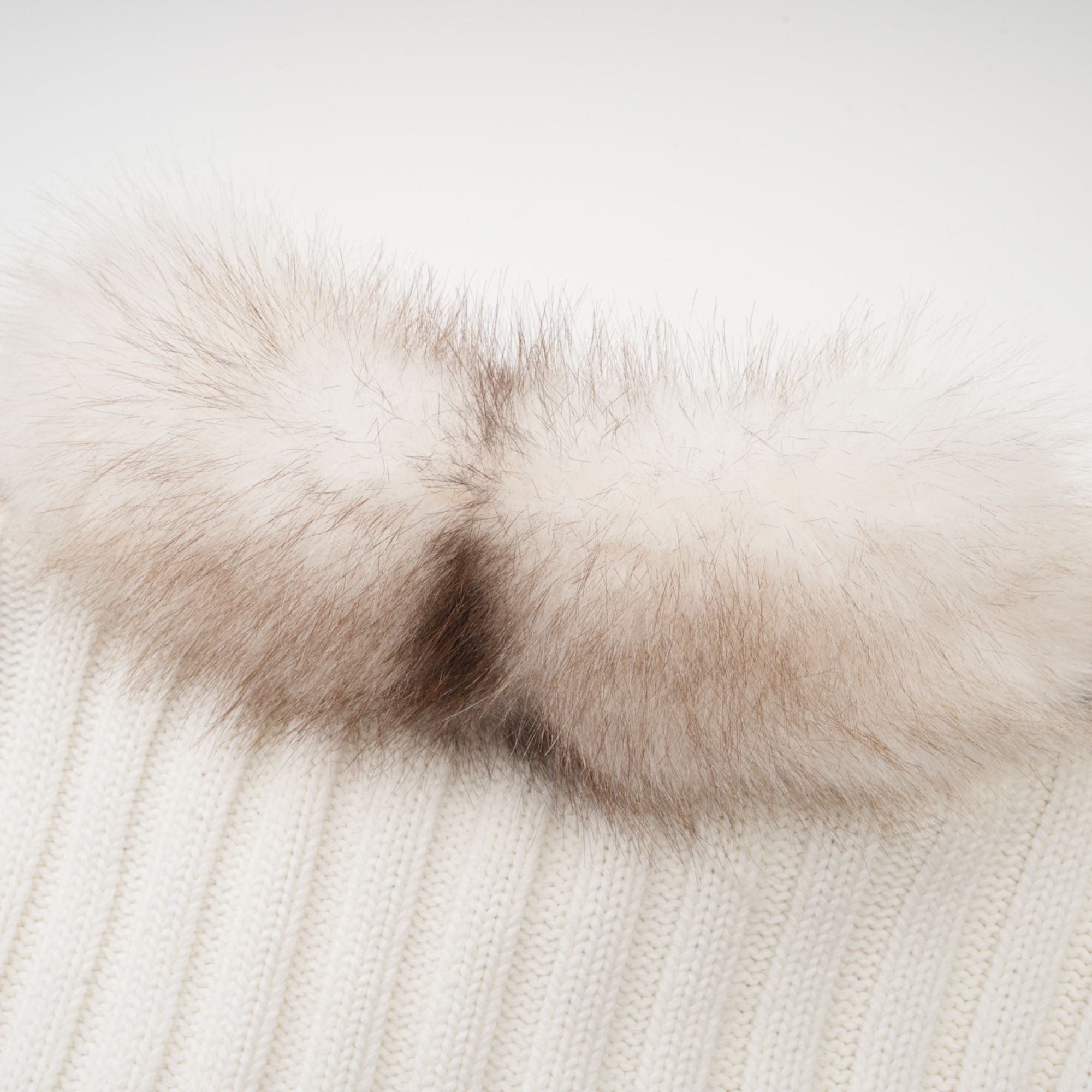 سترة Laetiecia من الفرو الصناعي المضلع