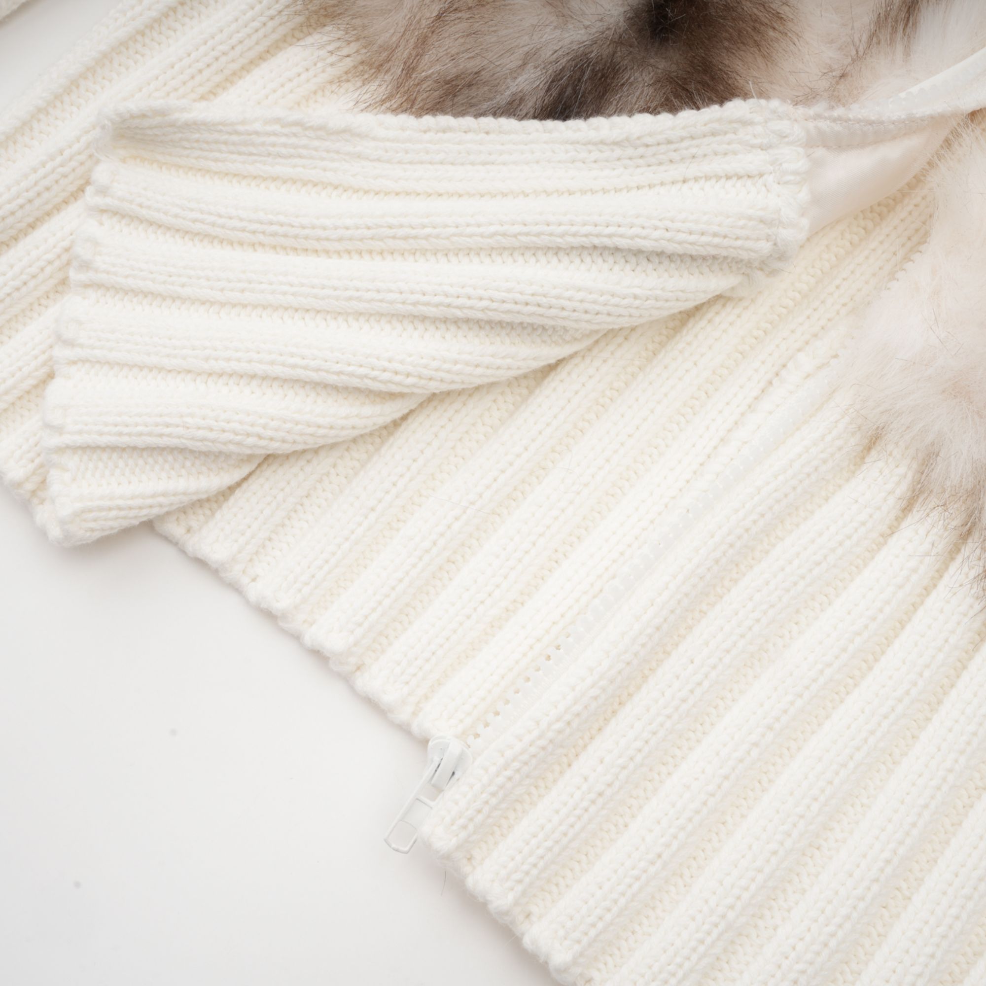 سترة Laetiecia من الفرو الصناعي المضلع