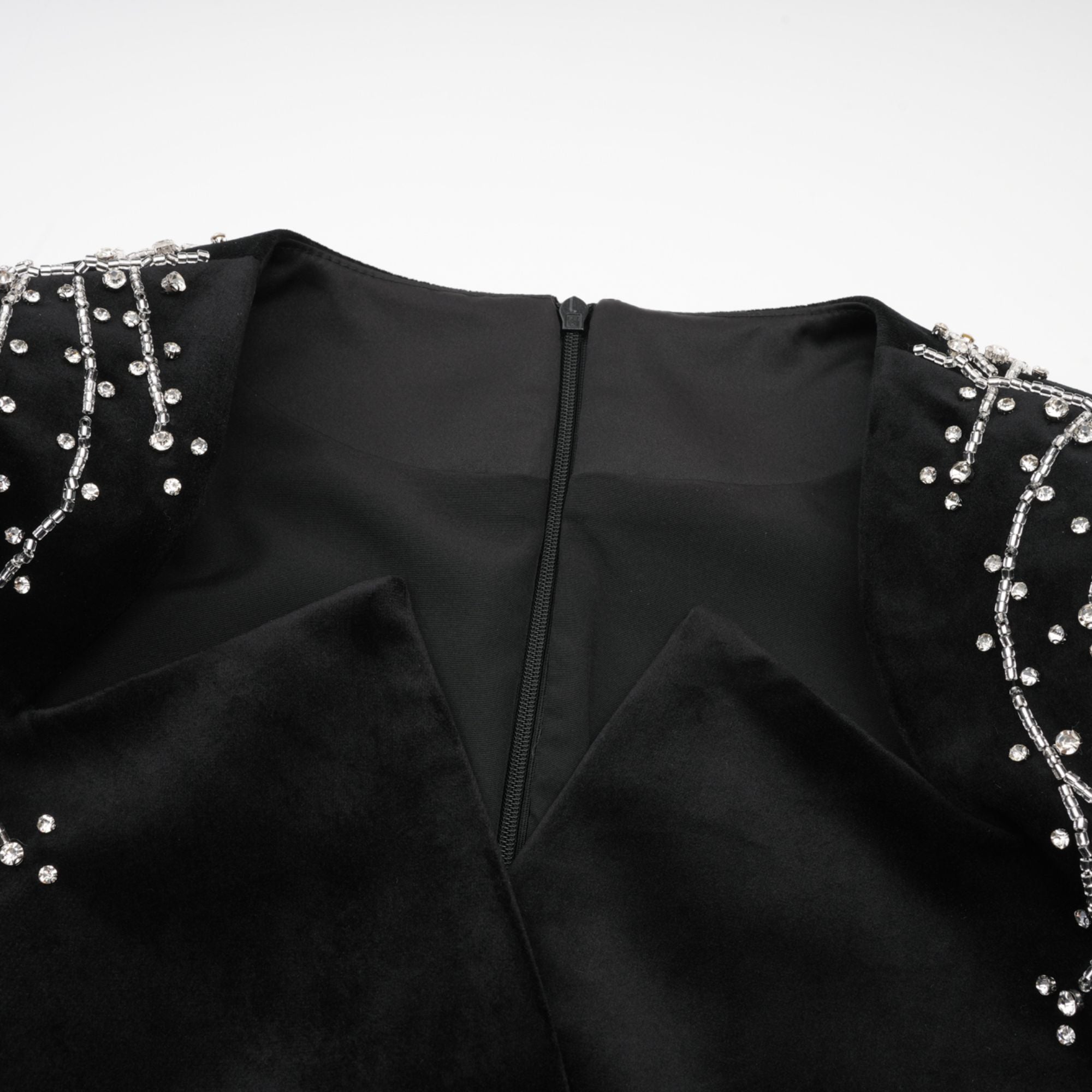 فستان إميلي القصير المصنوع من المخمل الأسود والمزين بالكريستال