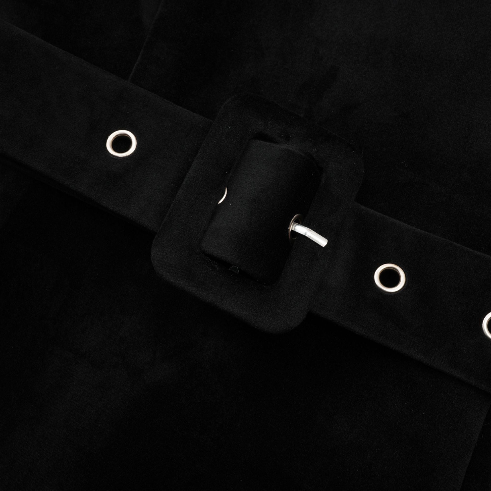 فستان إميلي القصير المصنوع من المخمل الأسود والمزين بالكريستال