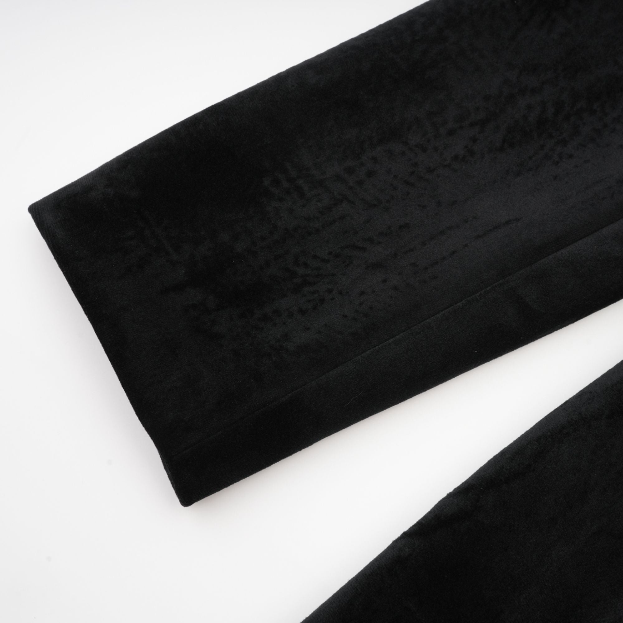 فستان إميلي القصير المصنوع من المخمل الأسود والمزين بالكريستال