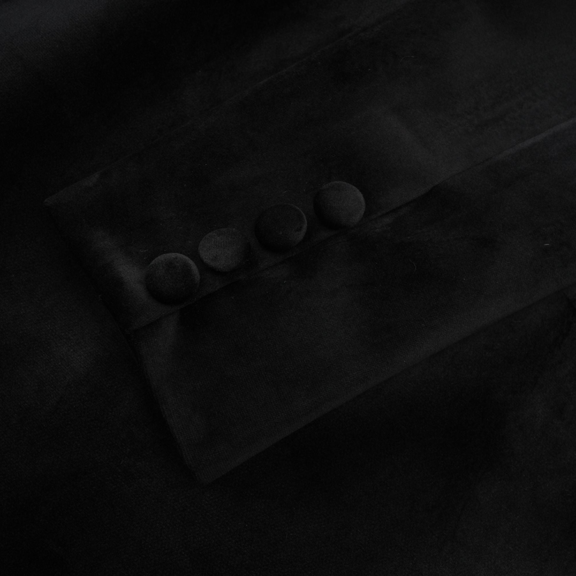 فستان إميلي القصير المصنوع من المخمل الأسود والمزين بالكريستال