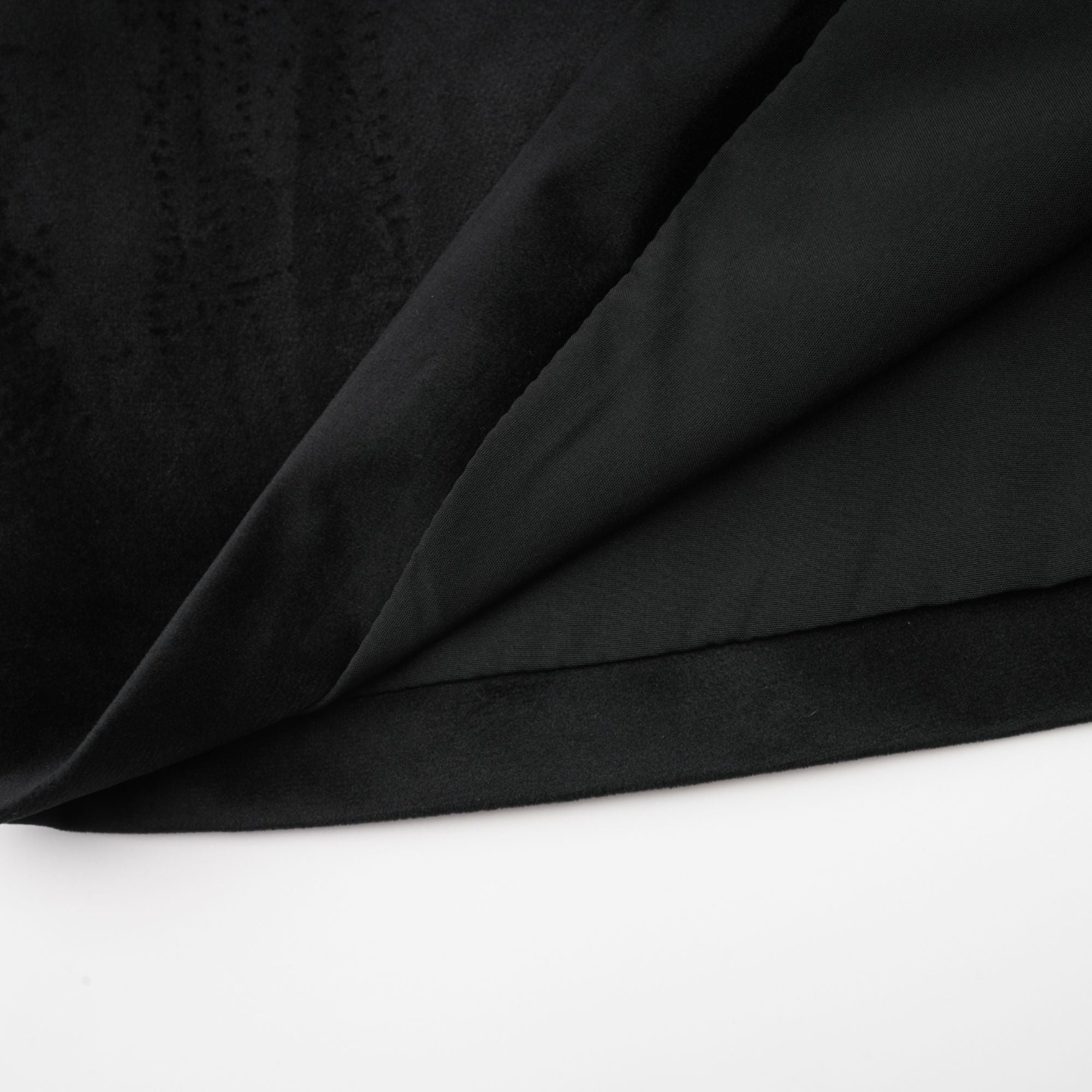 فستان إميلي القصير المصنوع من المخمل الأسود والمزين بالكريستال