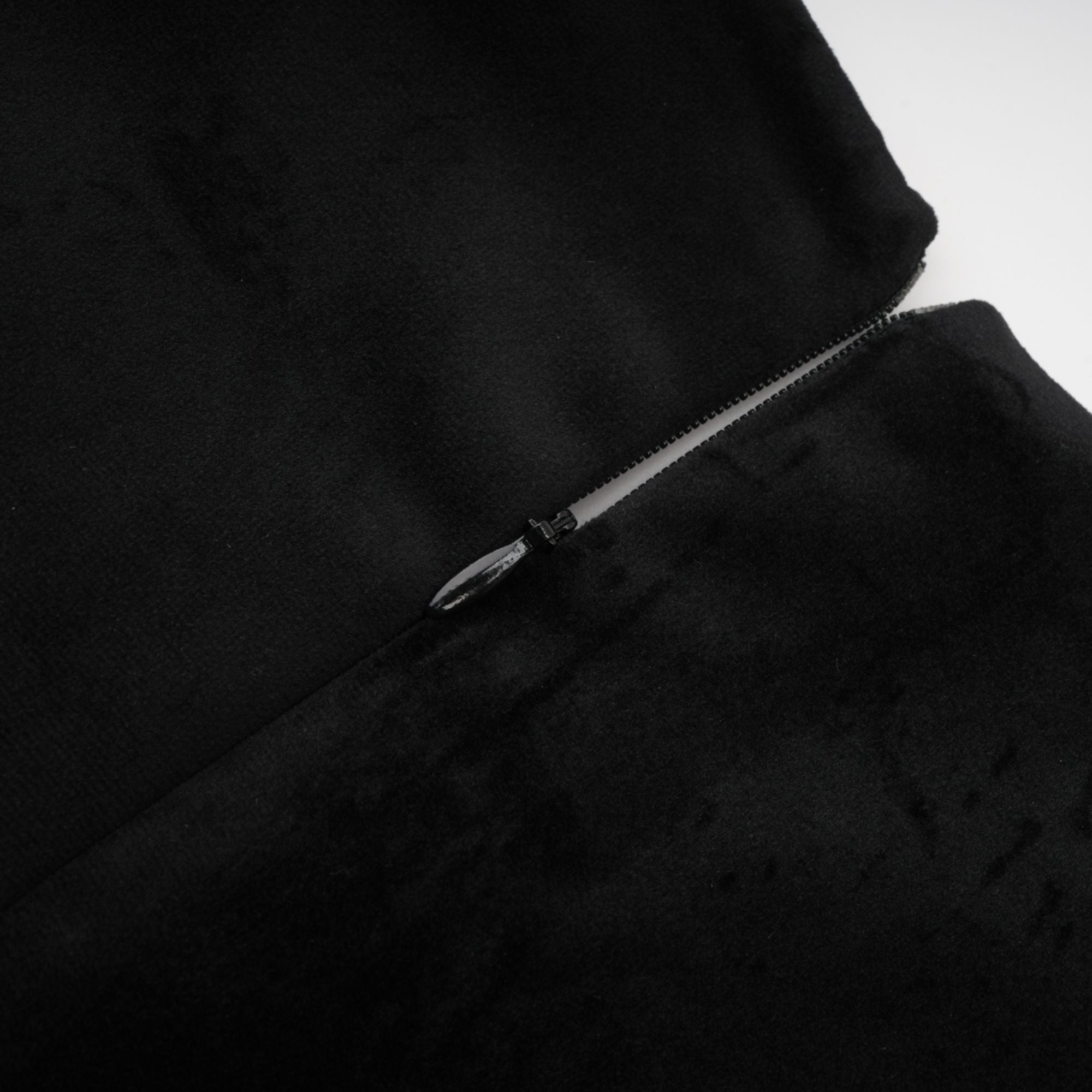 فستان إميلي القصير المصنوع من المخمل الأسود والمزين بالكريستال