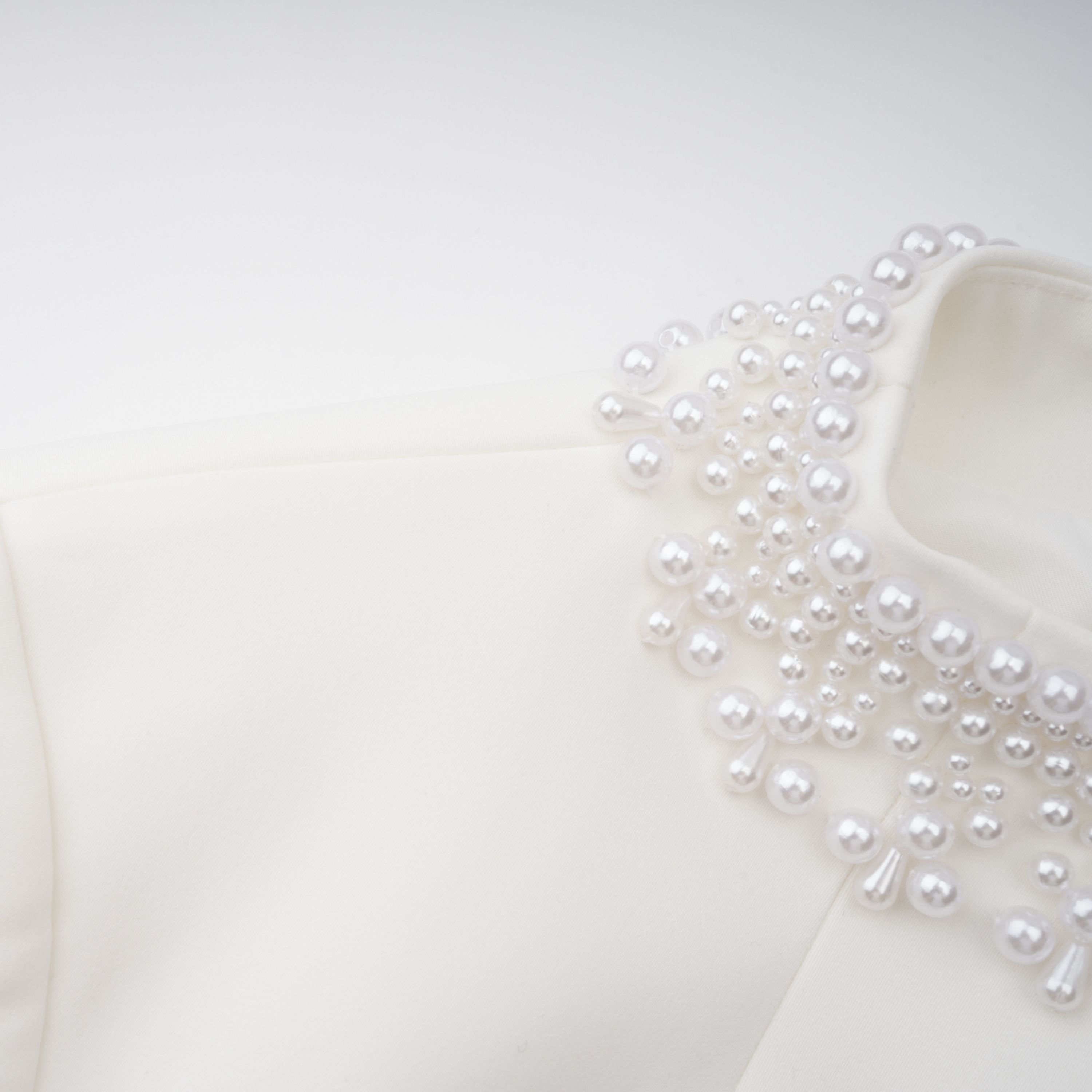 فستان بيرناديت الأبيض القصير من اللؤلؤ الصناعي