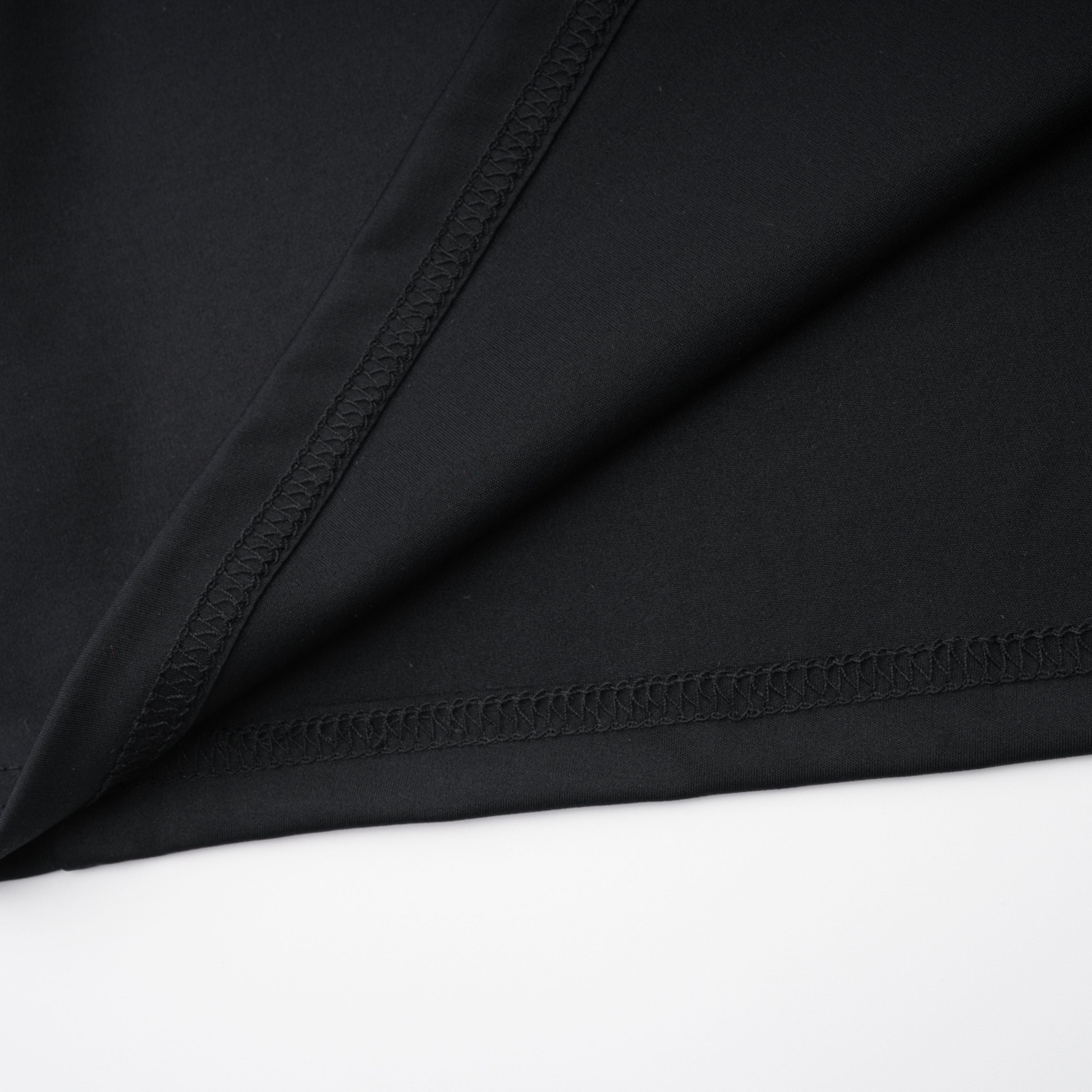 Schwarzes, langes Kleid mit hohem Schlitz und Stehkragen