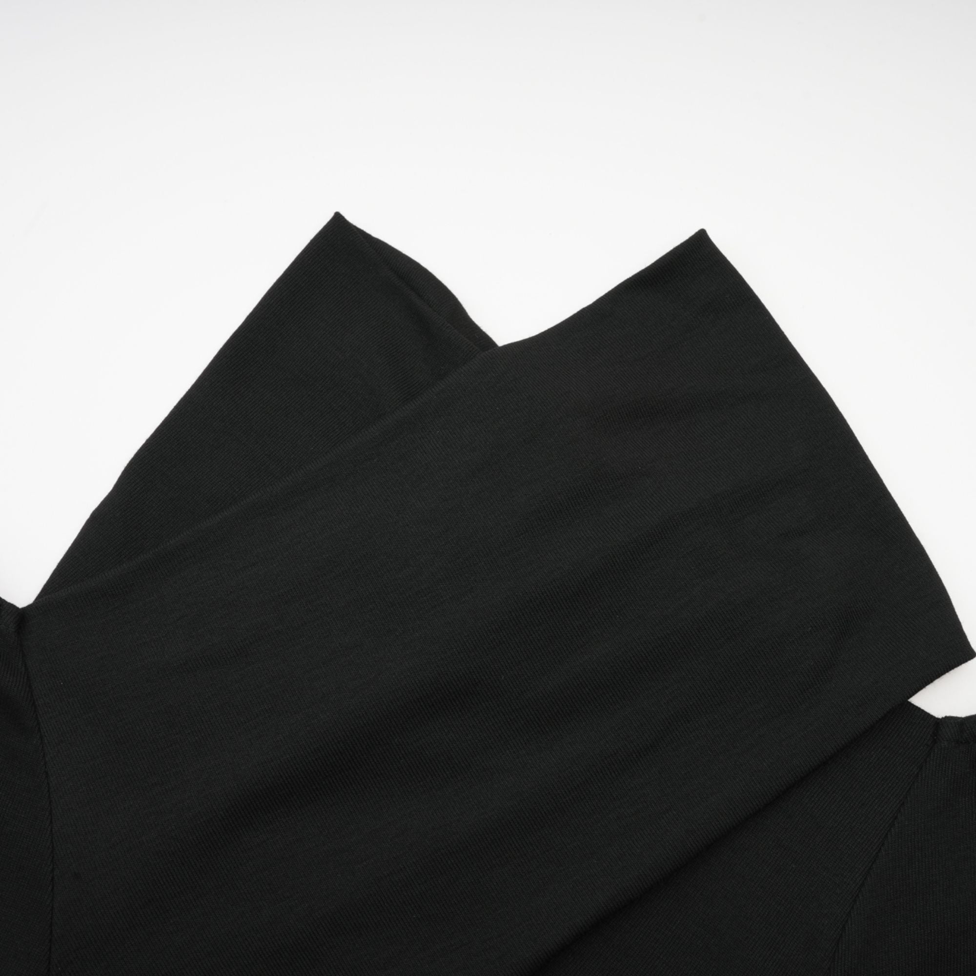 بلوزة أوديت من قماش الجيرسي المطاطي باللون الأسود