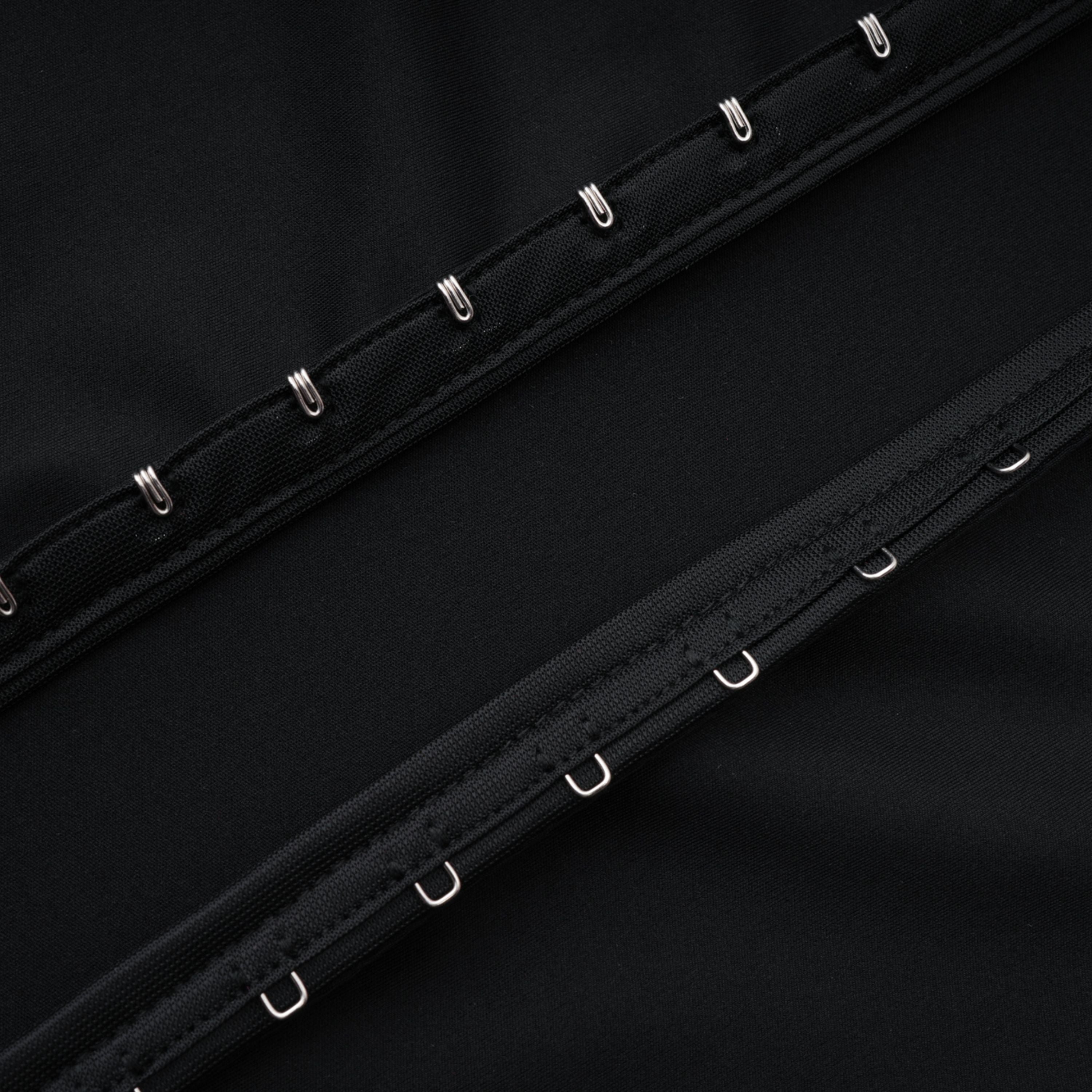 Schwarzes, langes Kleid mit hohem Schlitz und Stehkragen