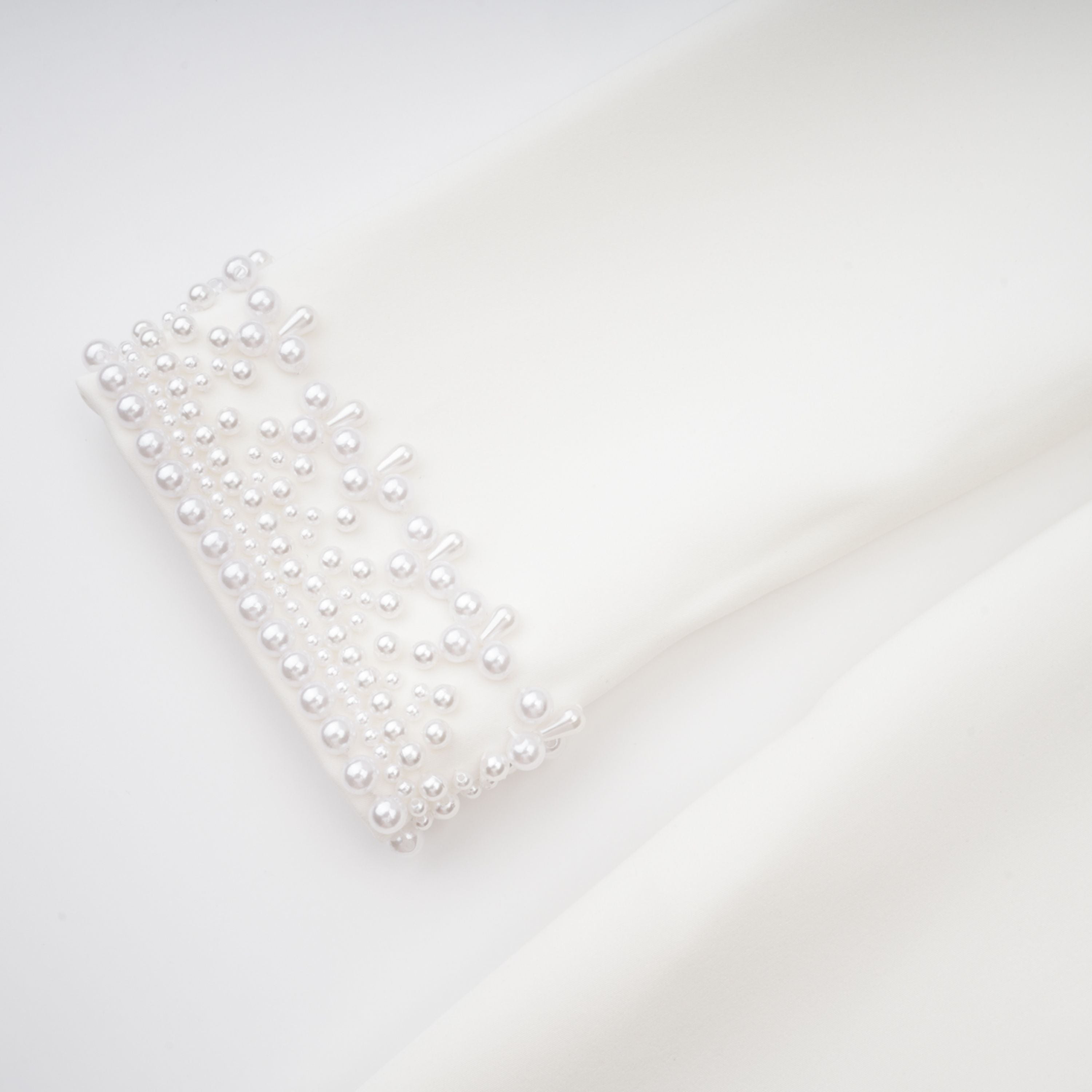 فستان بيرناديت الأبيض القصير من اللؤلؤ الصناعي