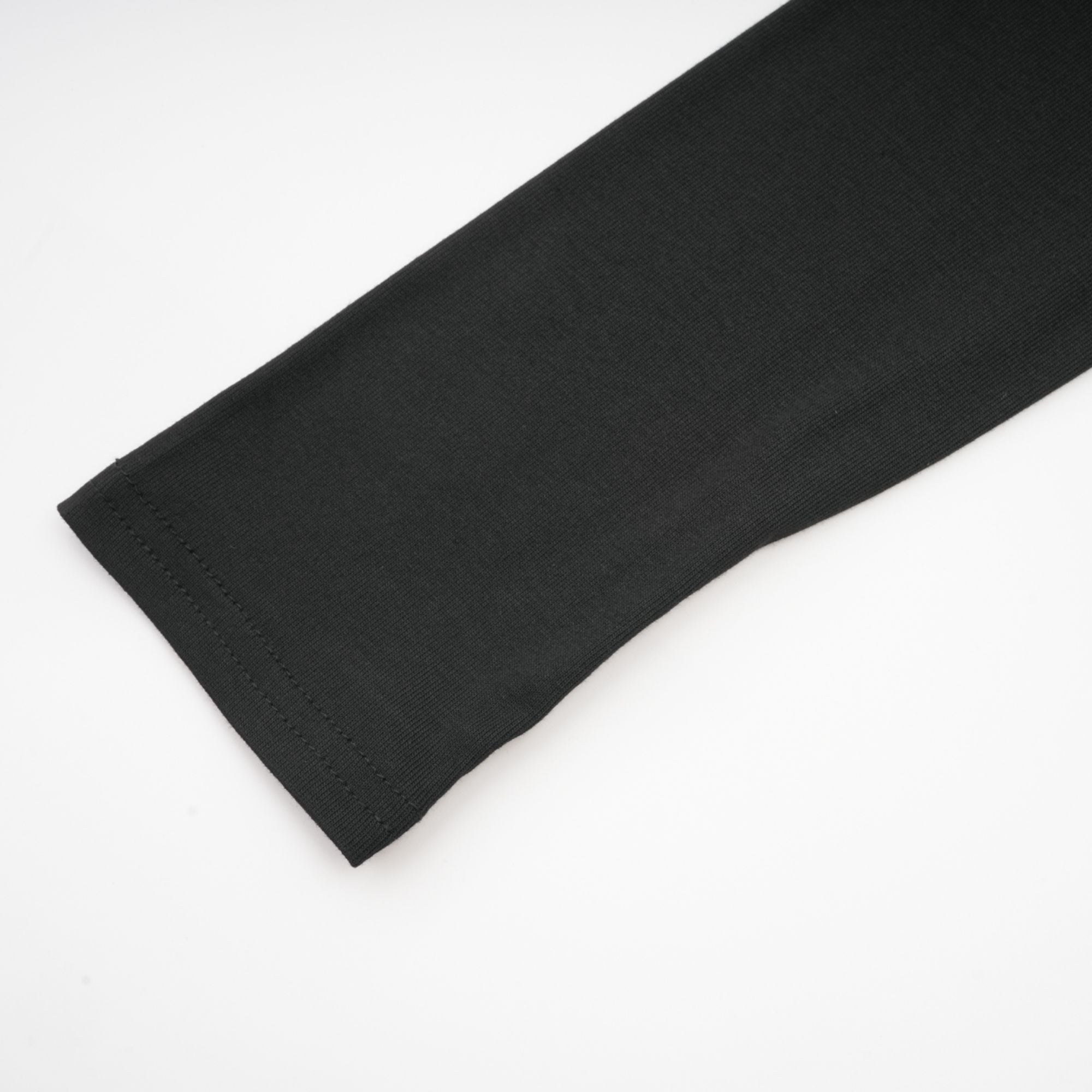 بلوزة أوديت من قماش الجيرسي المطاطي باللون الأسود