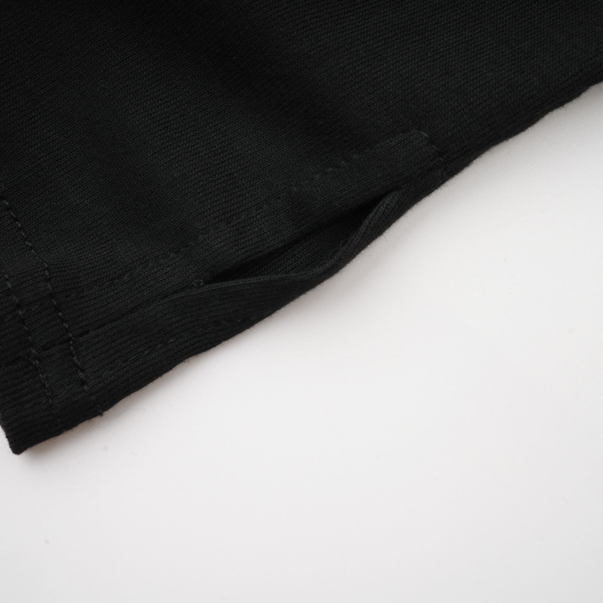 بلوزة أوديت من قماش الجيرسي المطاطي باللون الأسود