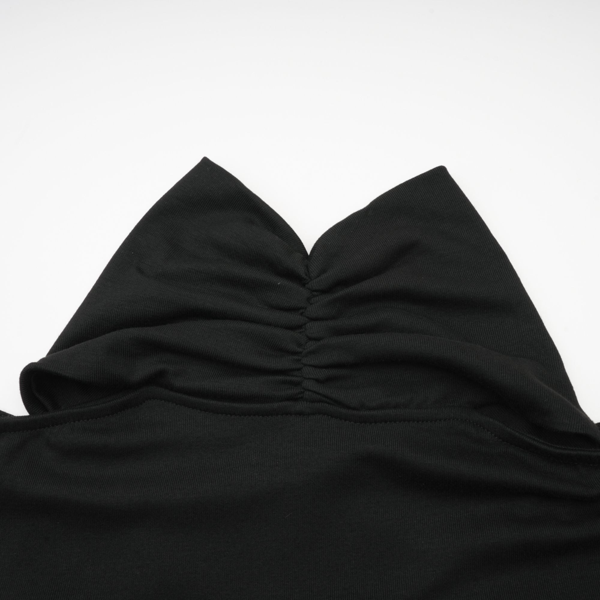 بلوزة أوديت من قماش الجيرسي المطاطي باللون الأسود