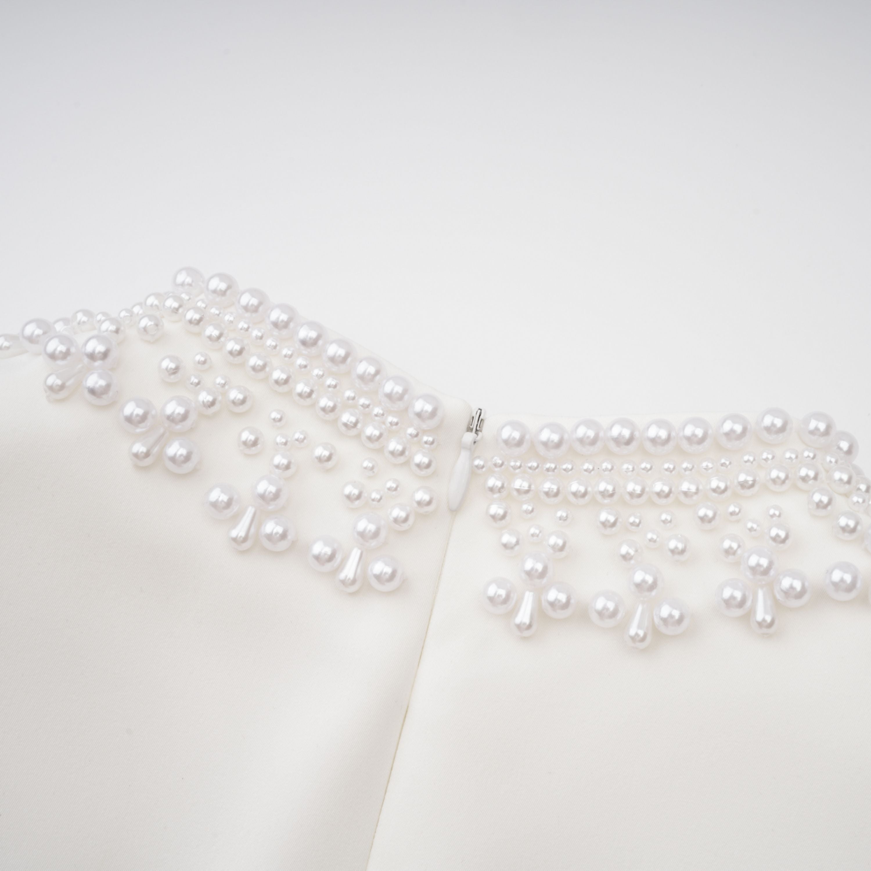 فستان بيرناديت الأبيض القصير من اللؤلؤ الصناعي