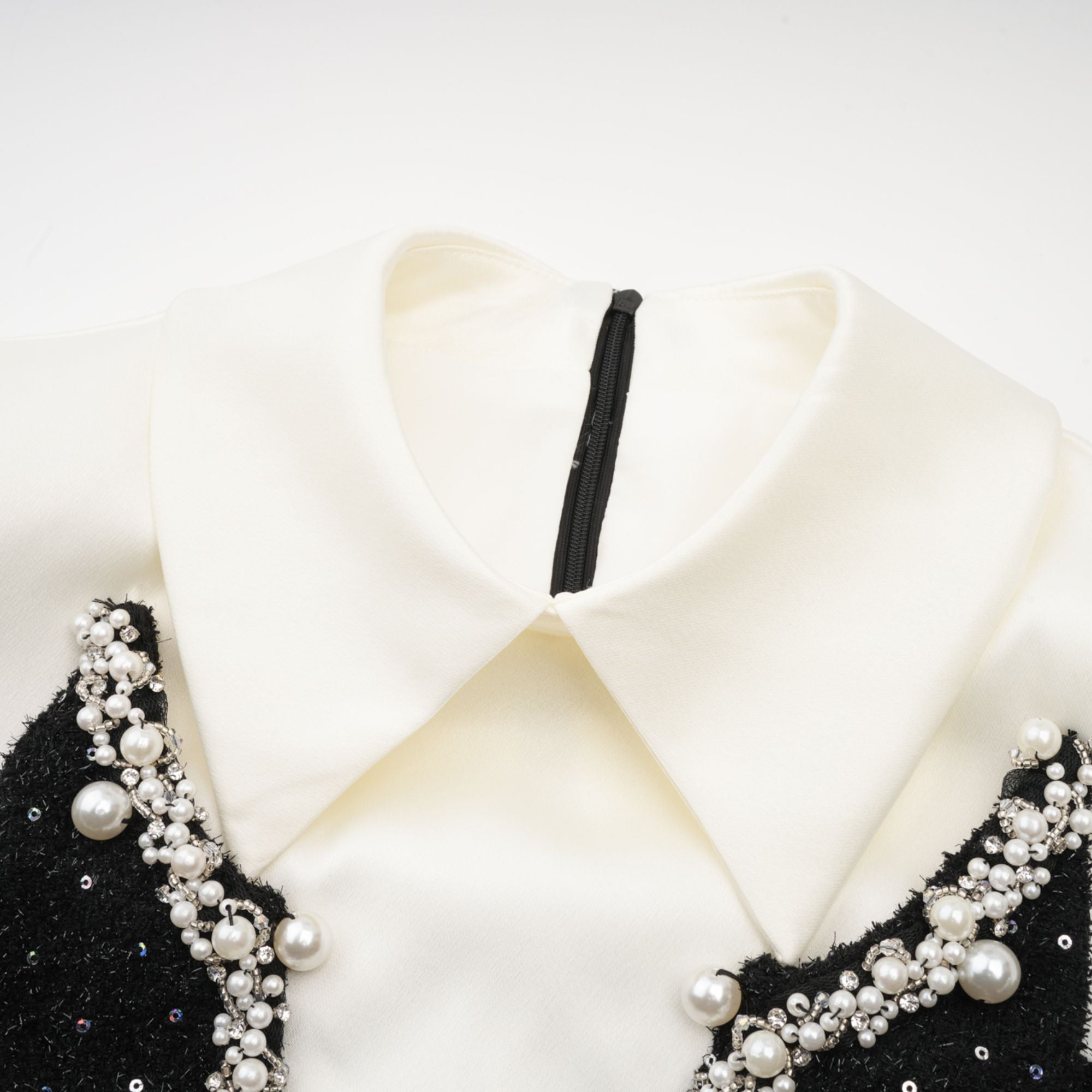 Éléonore فستان قصير من التويد مزين باللؤلؤ الصناعي