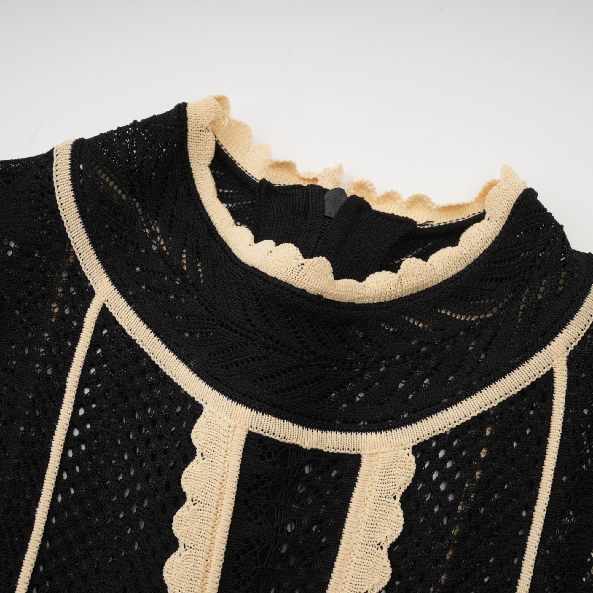 Schwarzes Maxikleid aus Netzstoff mit vertikalen Streifen von Maëlys