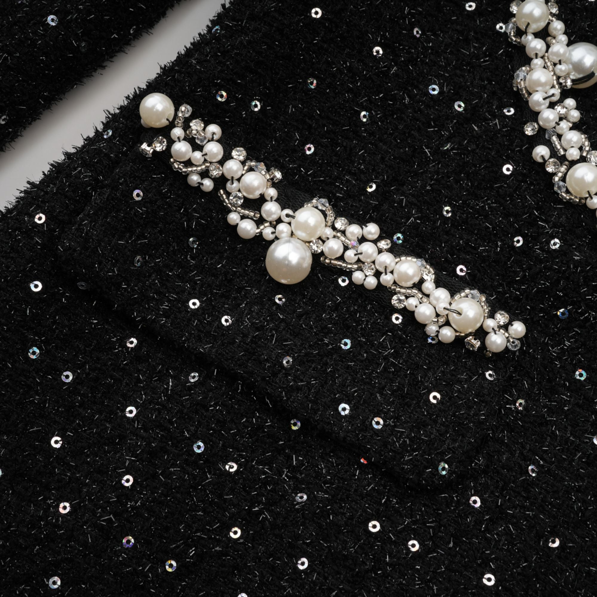 Éléonore فستان قصير من التويد مزين باللؤلؤ الصناعي