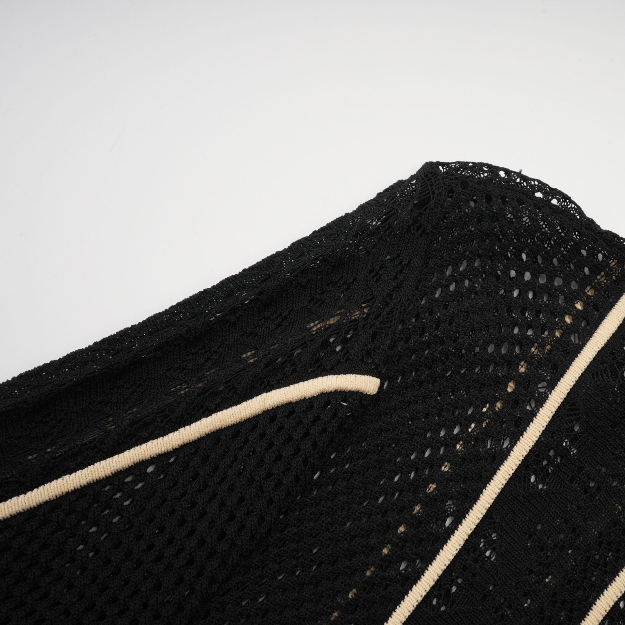 Schwarzes Maxikleid aus Netzstoff mit vertikalen Streifen von Maëlys