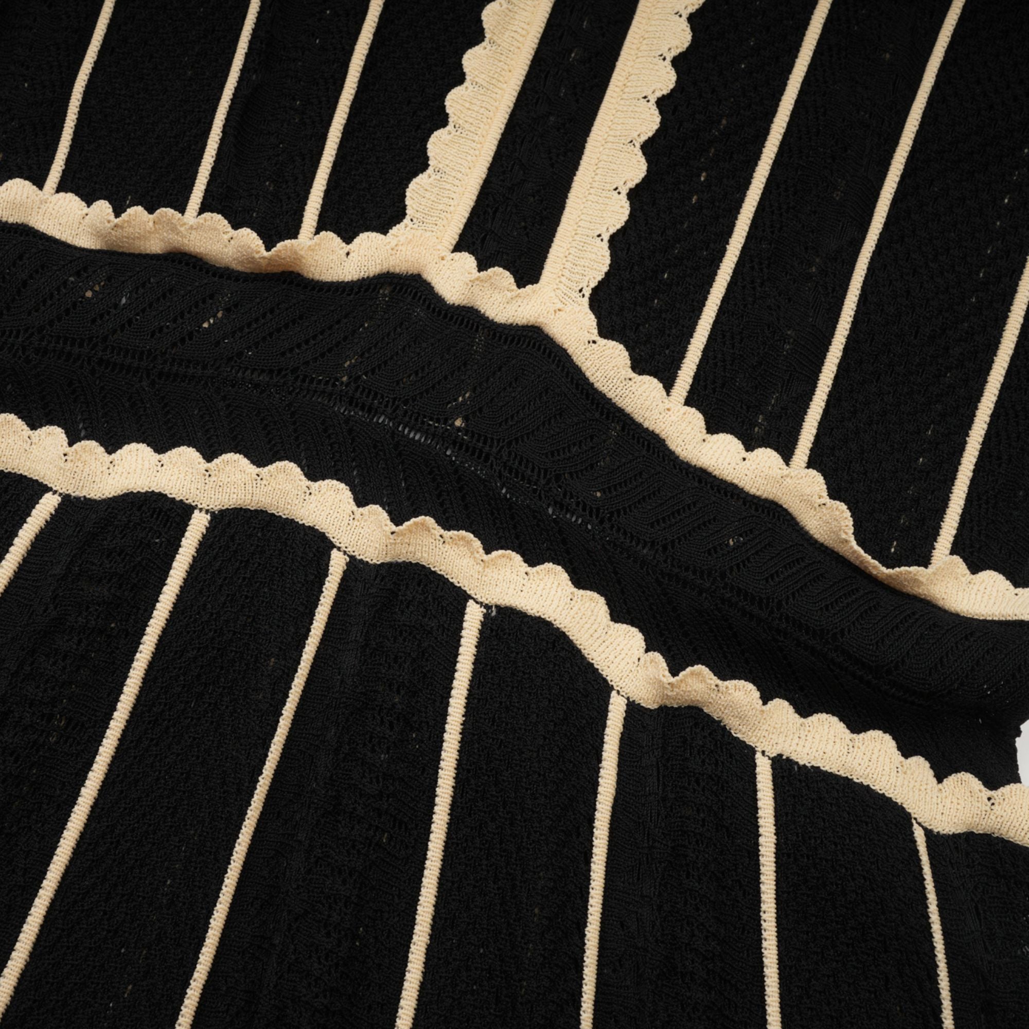 Schwarzes Maxikleid aus Netzstoff mit vertikalen Streifen von Maëlys