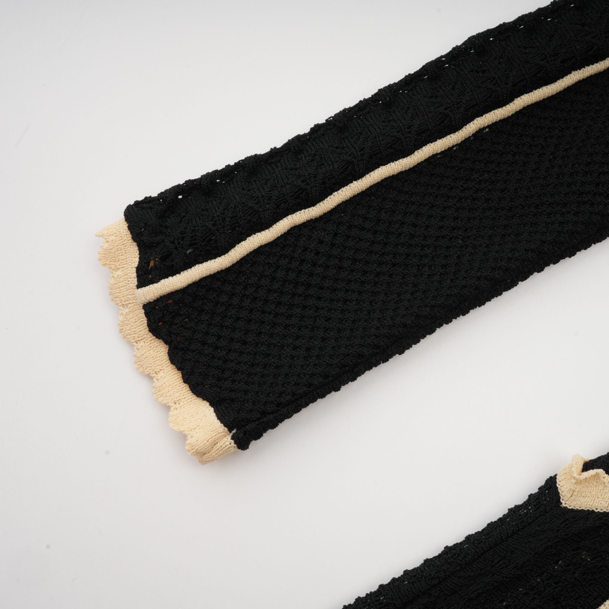 Schwarzes Maxikleid aus Netzstoff mit vertikalen Streifen von Maëlys