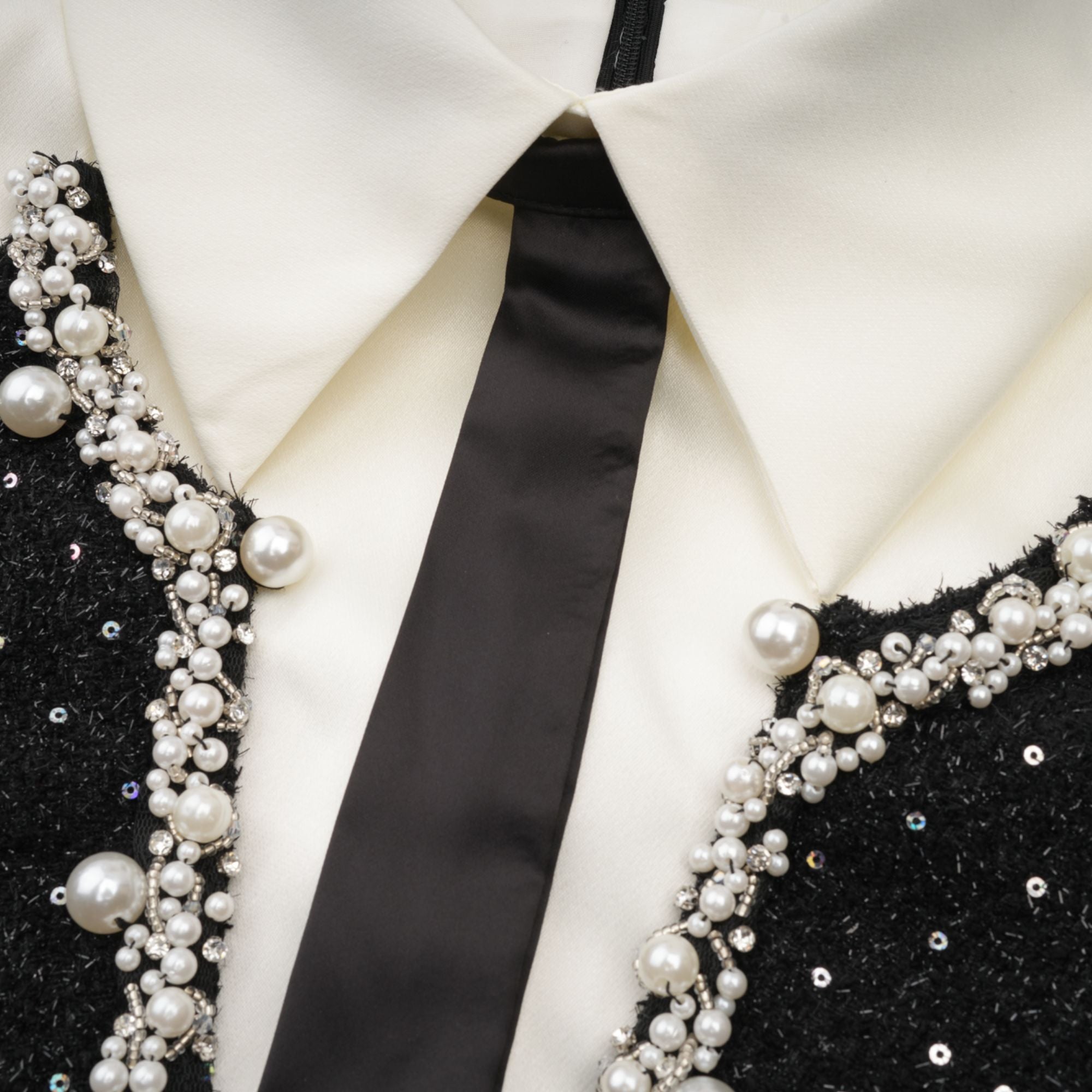 Éléonore فستان قصير من التويد مزين باللؤلؤ الصناعي