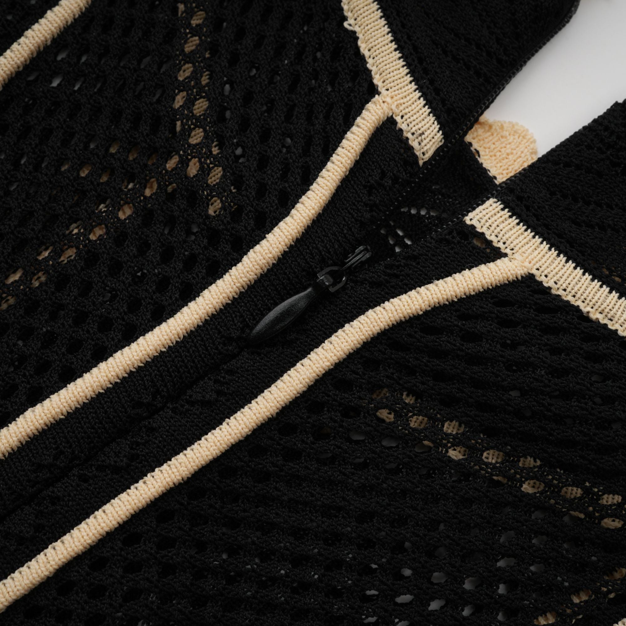 Schwarzes Maxikleid aus Netzstoff mit vertikalen Streifen von Maëlys