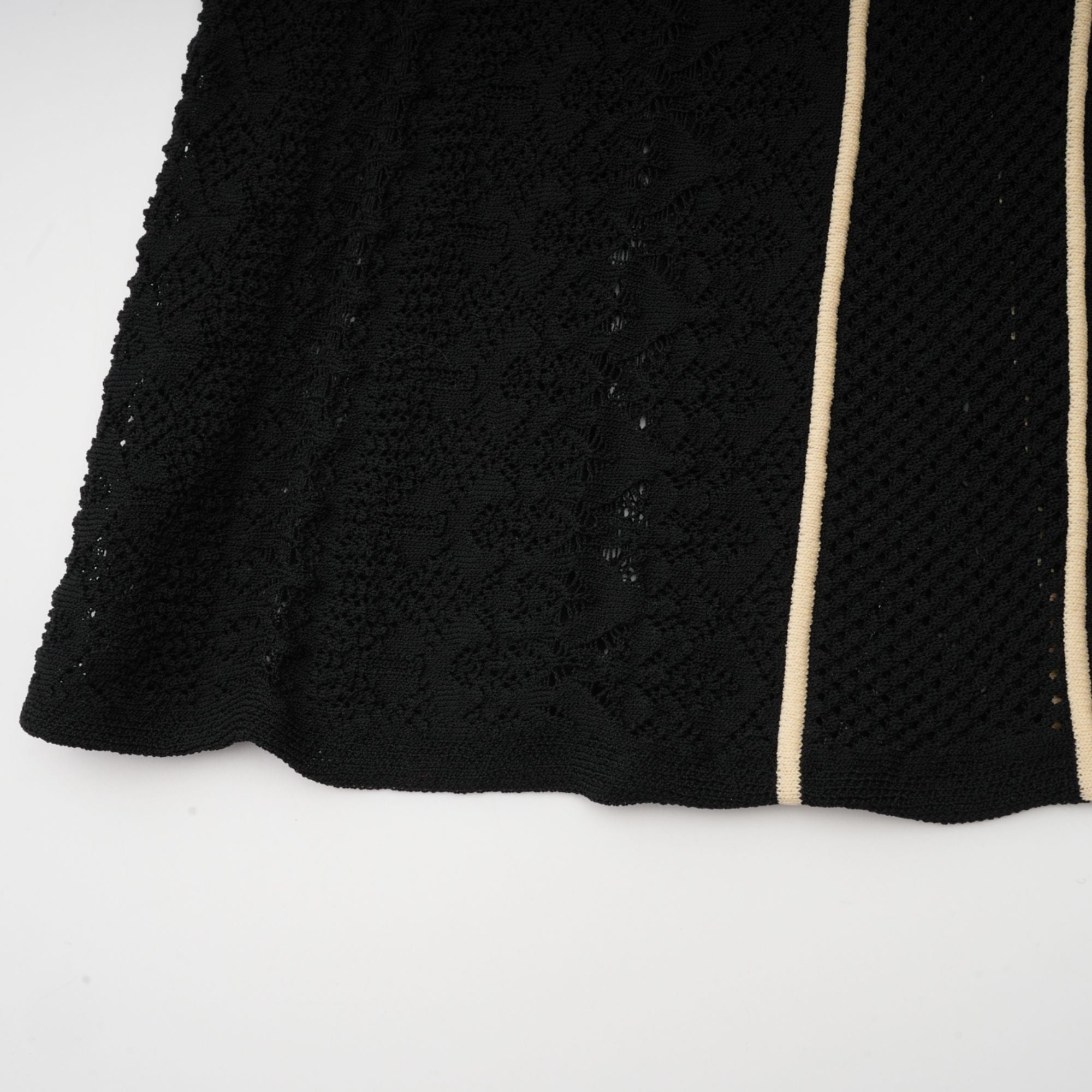 Schwarzes Maxikleid aus Netzstoff mit vertikalen Streifen von Maëlys