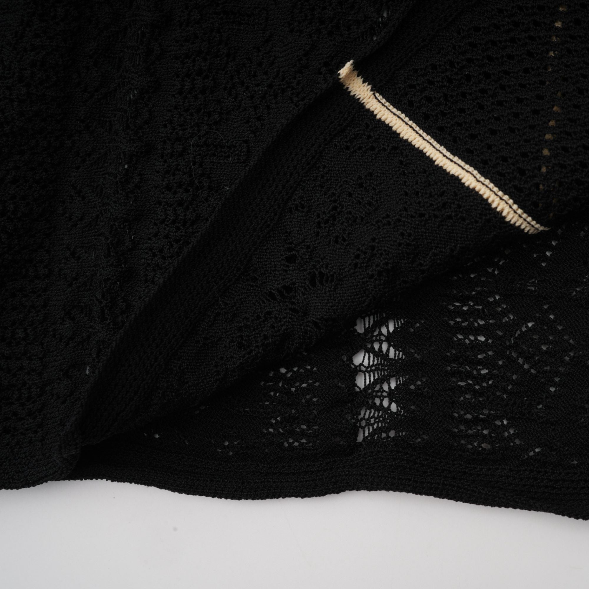 Schwarzes Maxikleid aus Netzstoff mit vertikalen Streifen von Maëlys