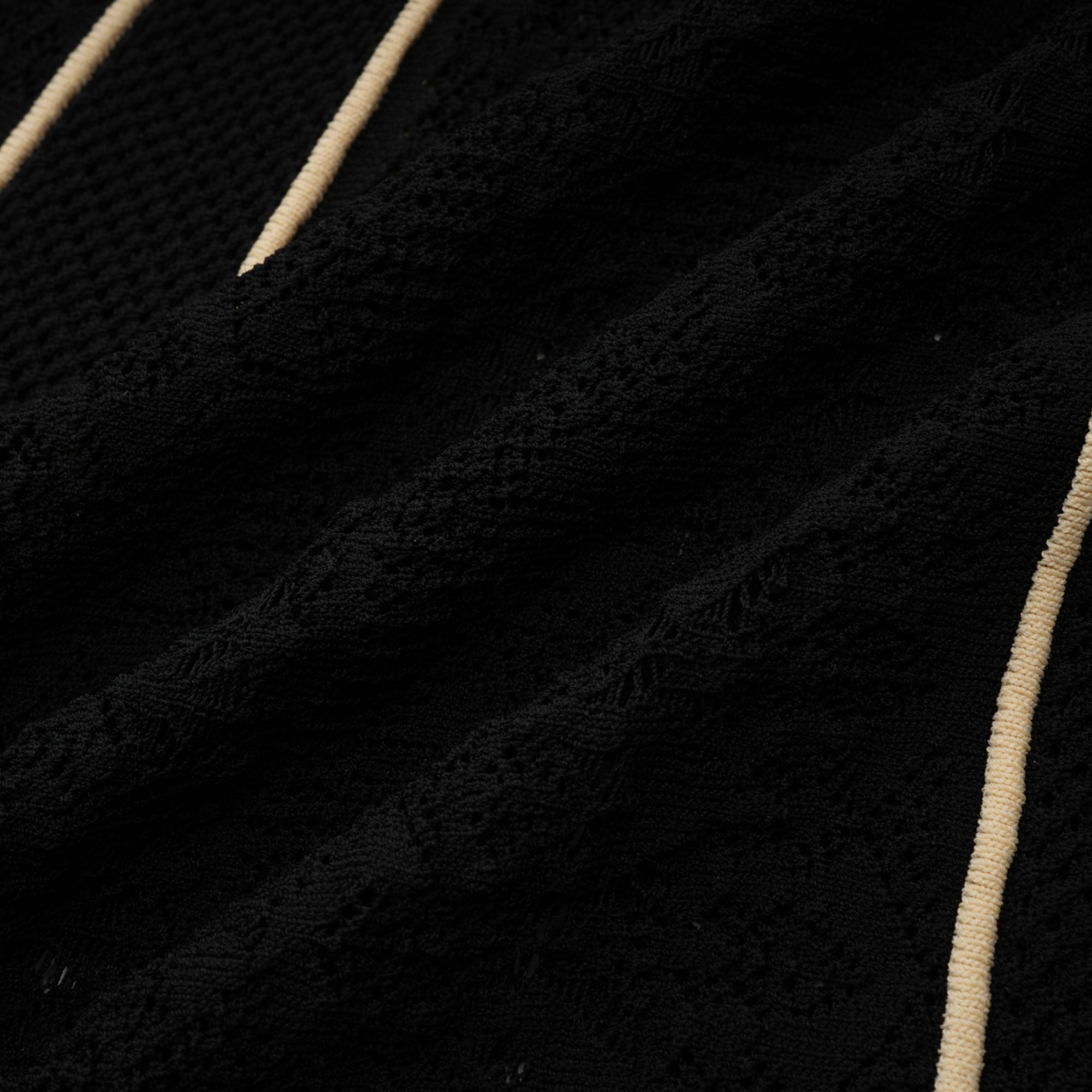 Schwarzes Maxikleid aus Netzstoff mit vertikalen Streifen von Maëlys