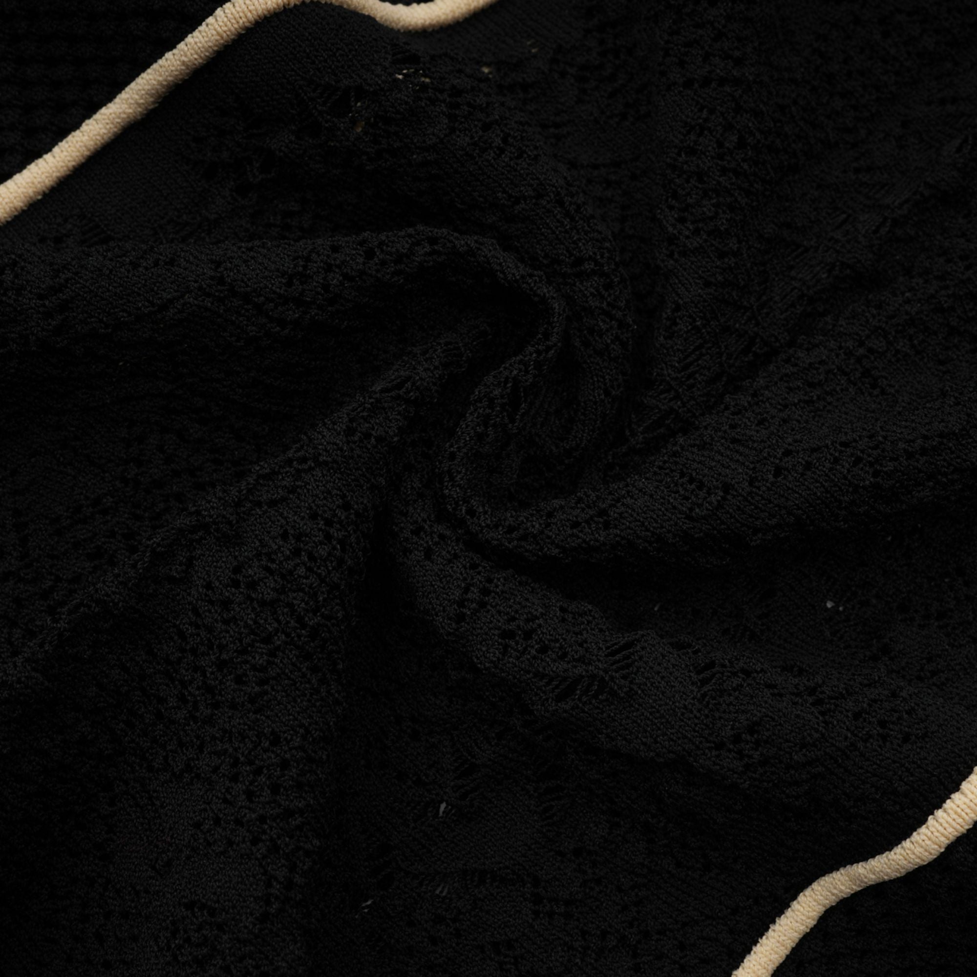 Schwarzes Maxikleid aus Netzstoff mit vertikalen Streifen von Maëlys