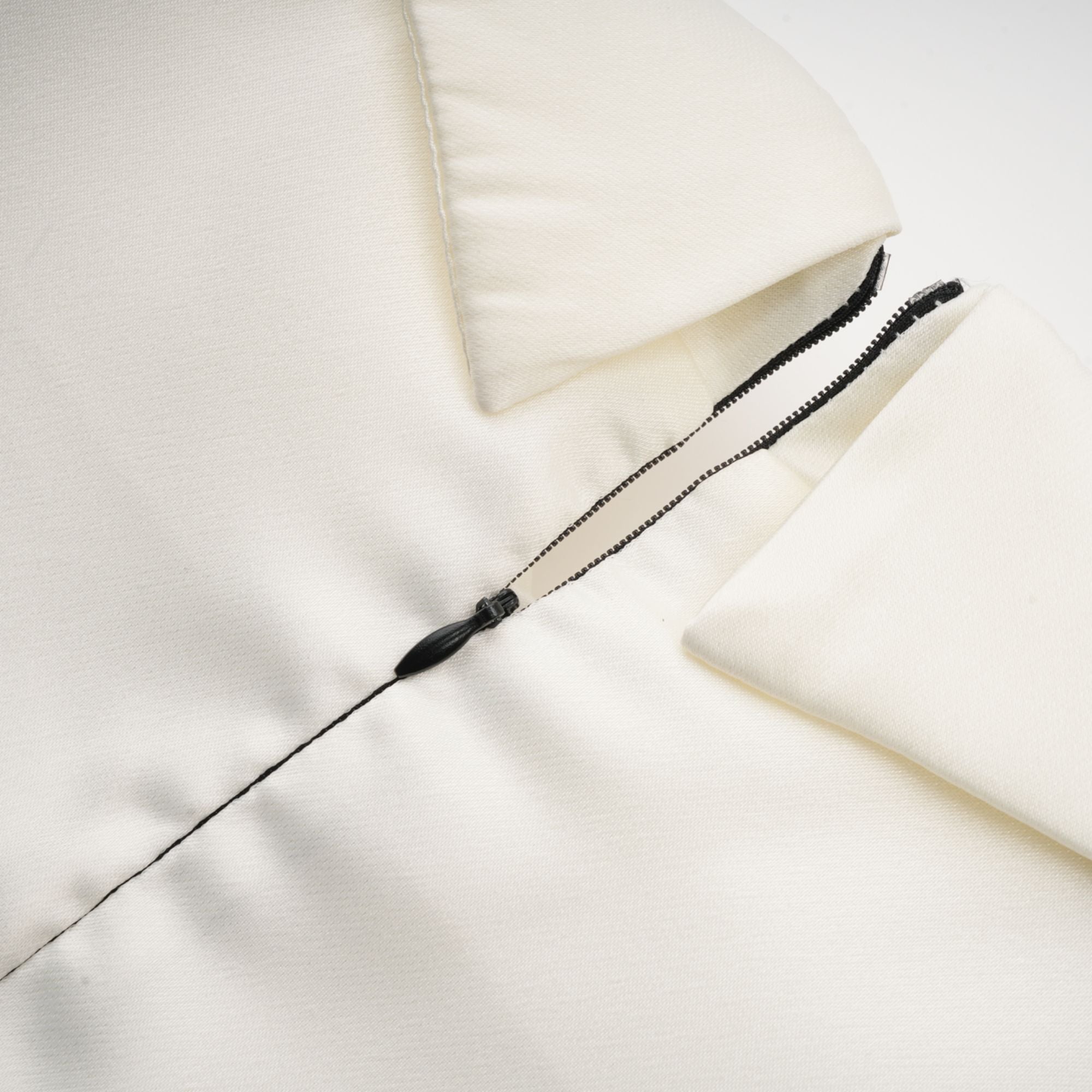 Éléonore فستان قصير من التويد مزين باللؤلؤ الصناعي