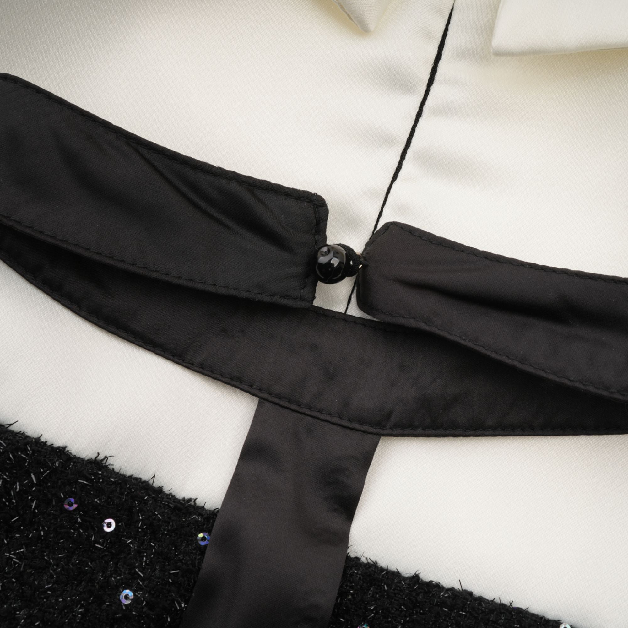 Éléonore فستان قصير من التويد مزين باللؤلؤ الصناعي