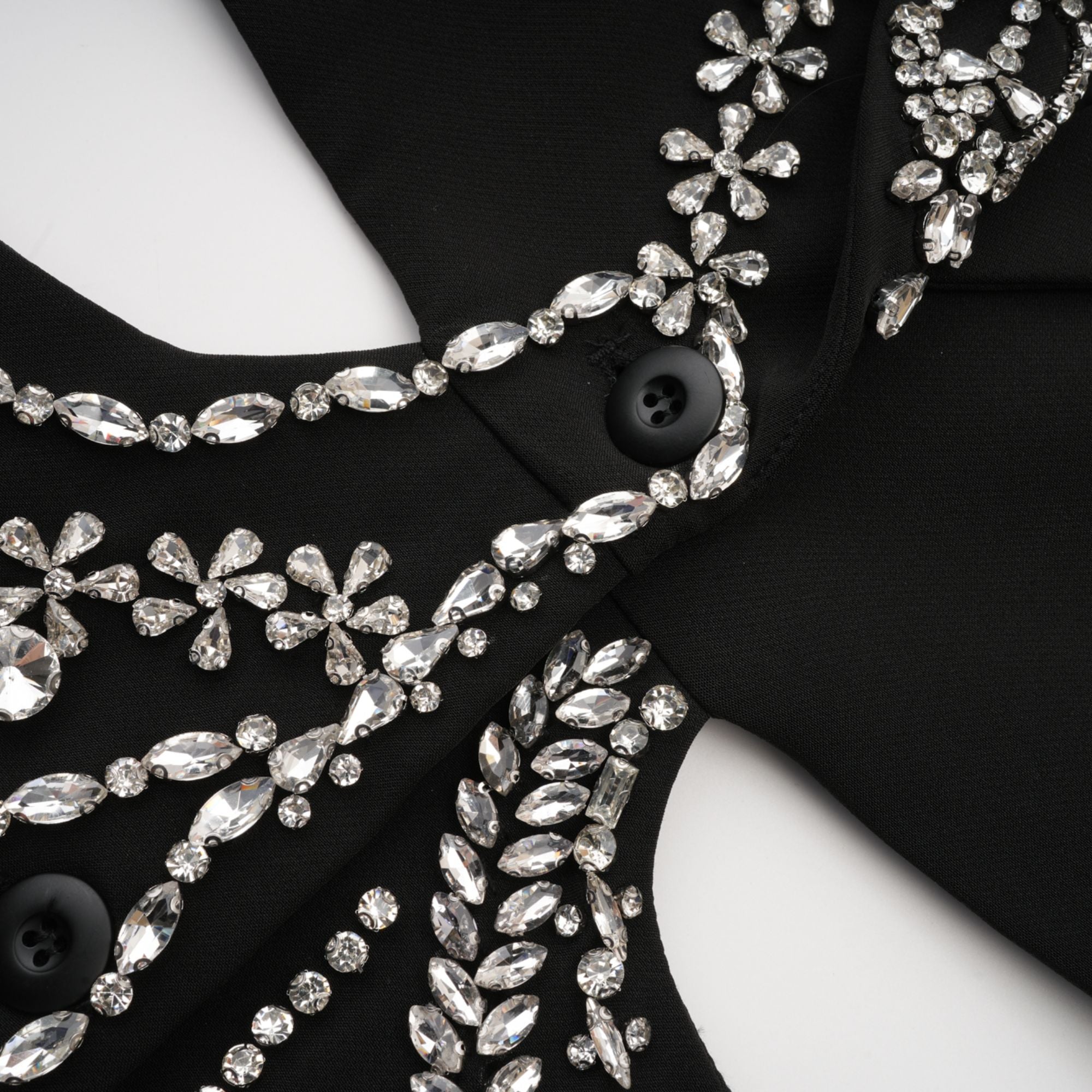 سترة أودري السوداء المزينة بالكريستال
