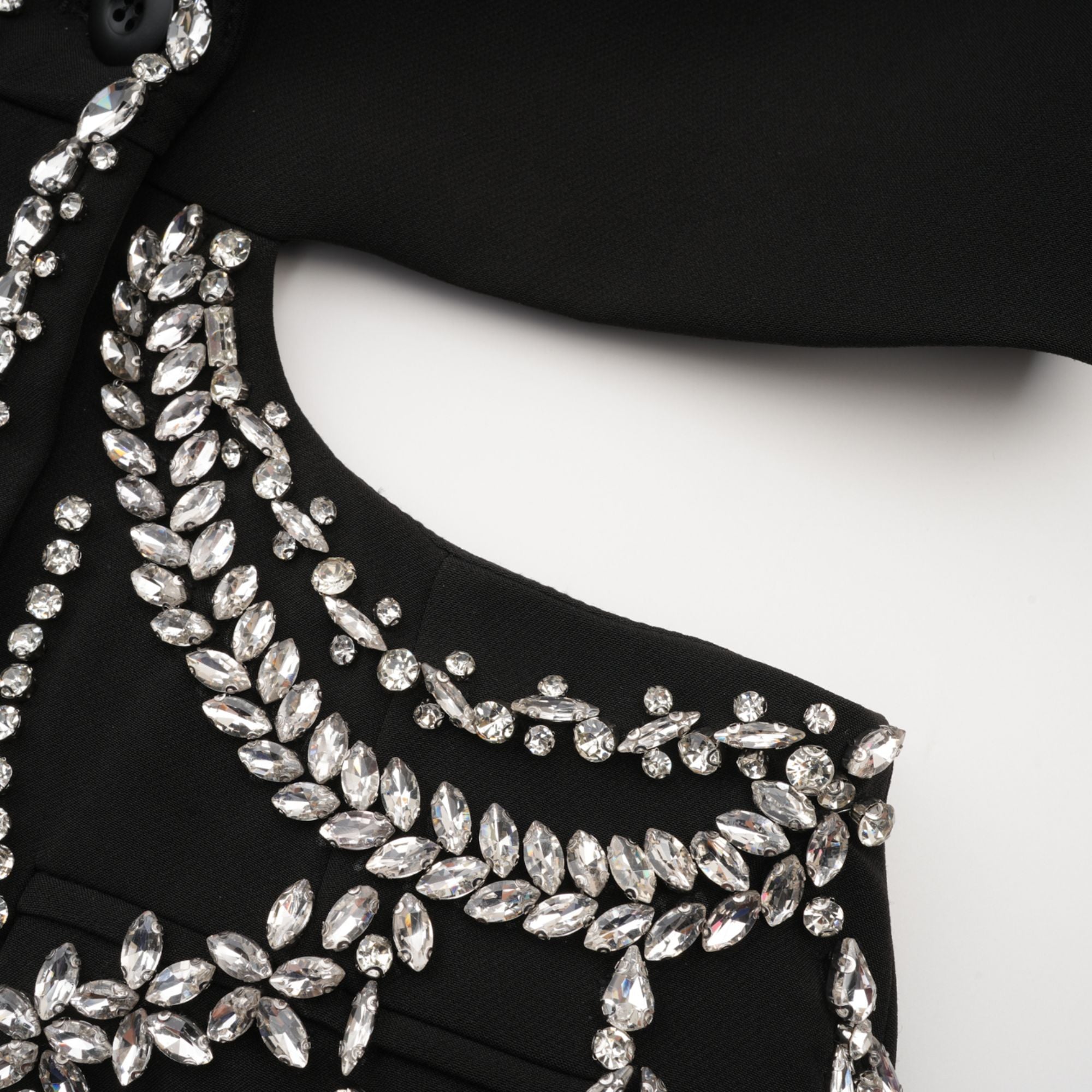 سترة أودري السوداء المزينة بالكريستال