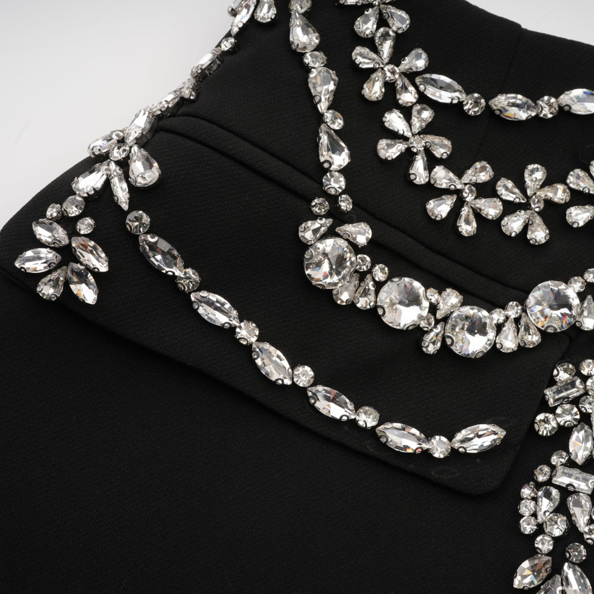 سترة أودري السوداء المزينة بالكريستال