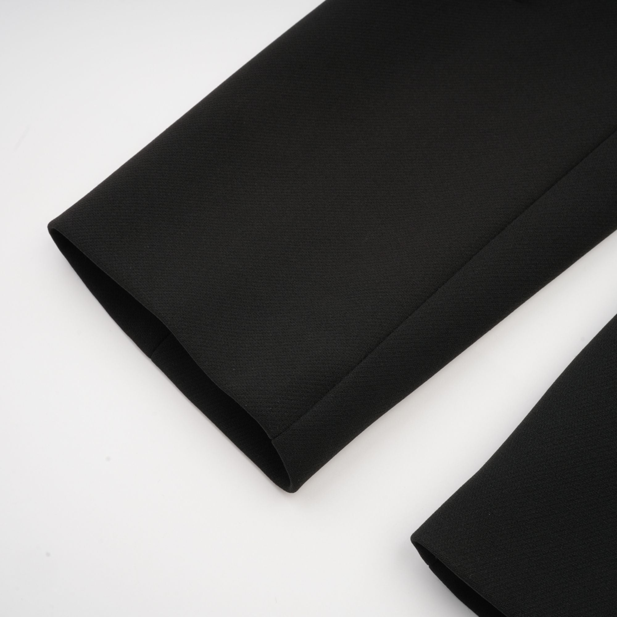 سترة أودري السوداء المزينة بالكريستال