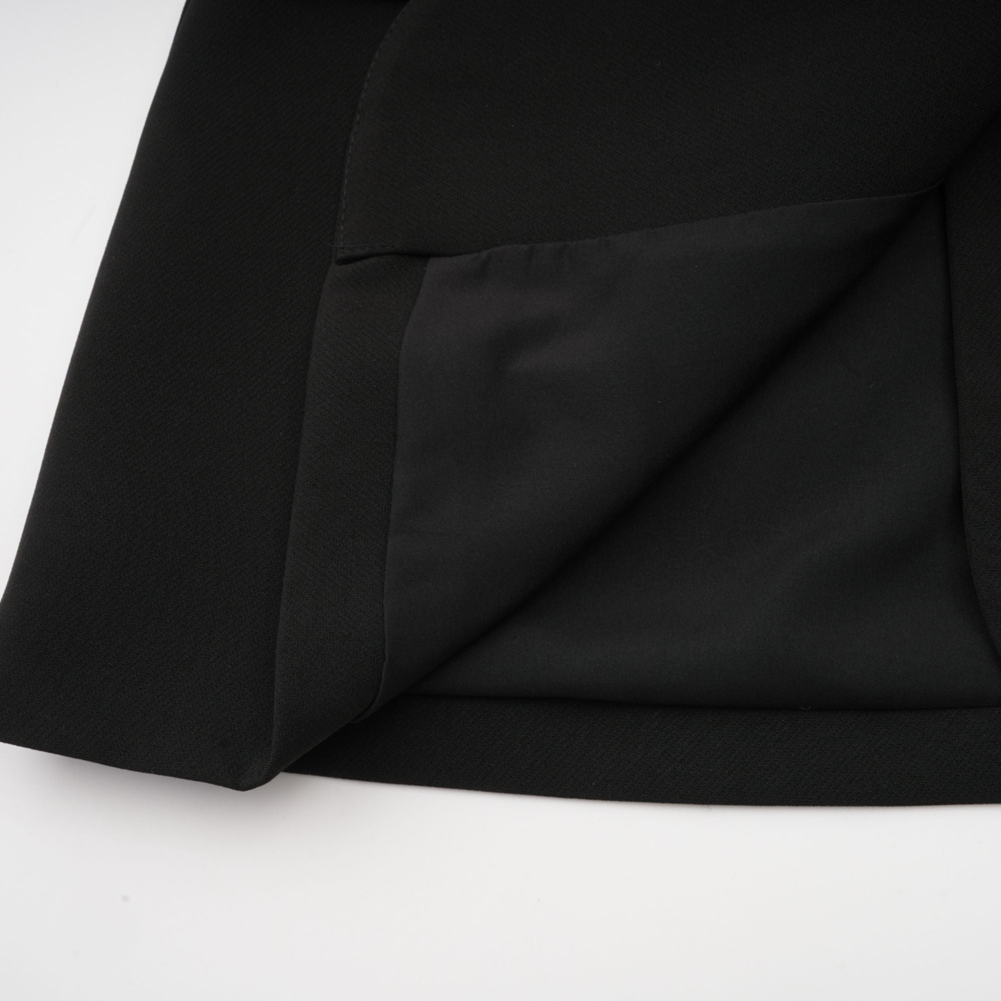 سترة أودري السوداء المزينة بالكريستال