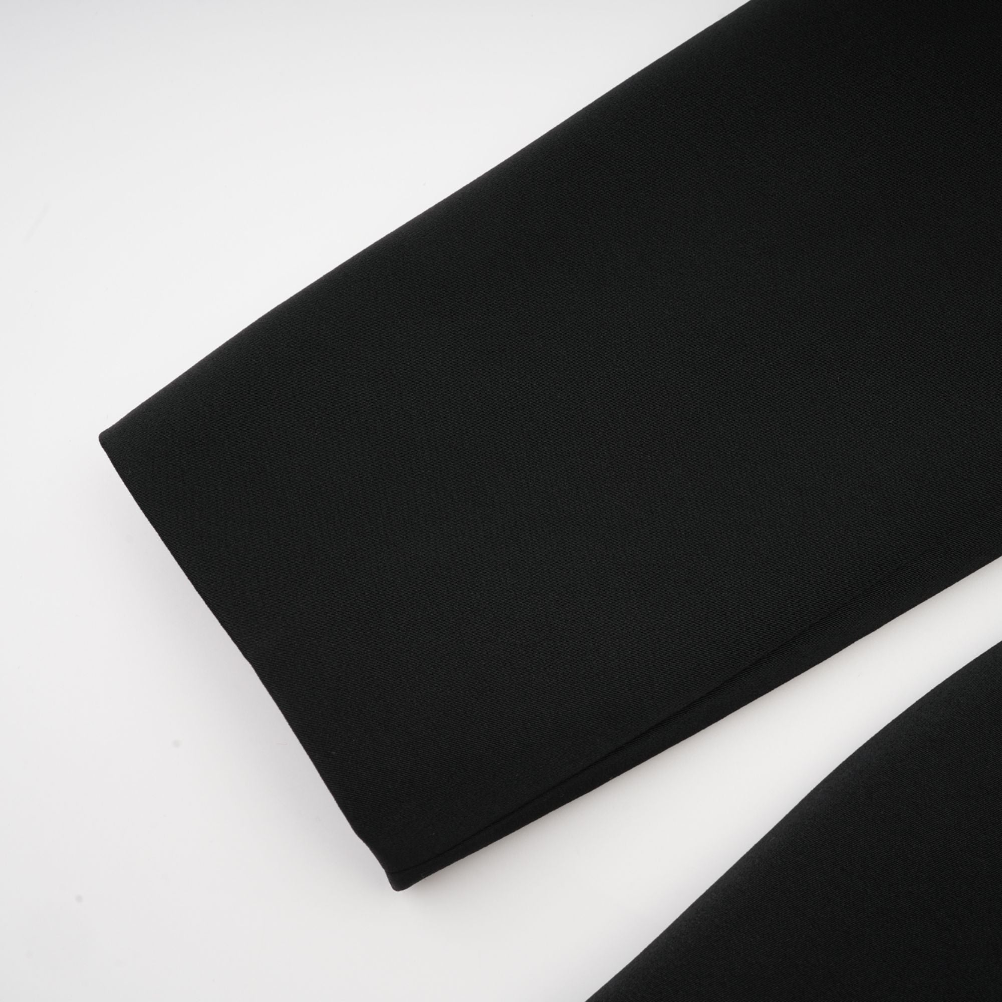 Delphine – Passendes Set aus schwarzer, verzierter Jacke und Hose