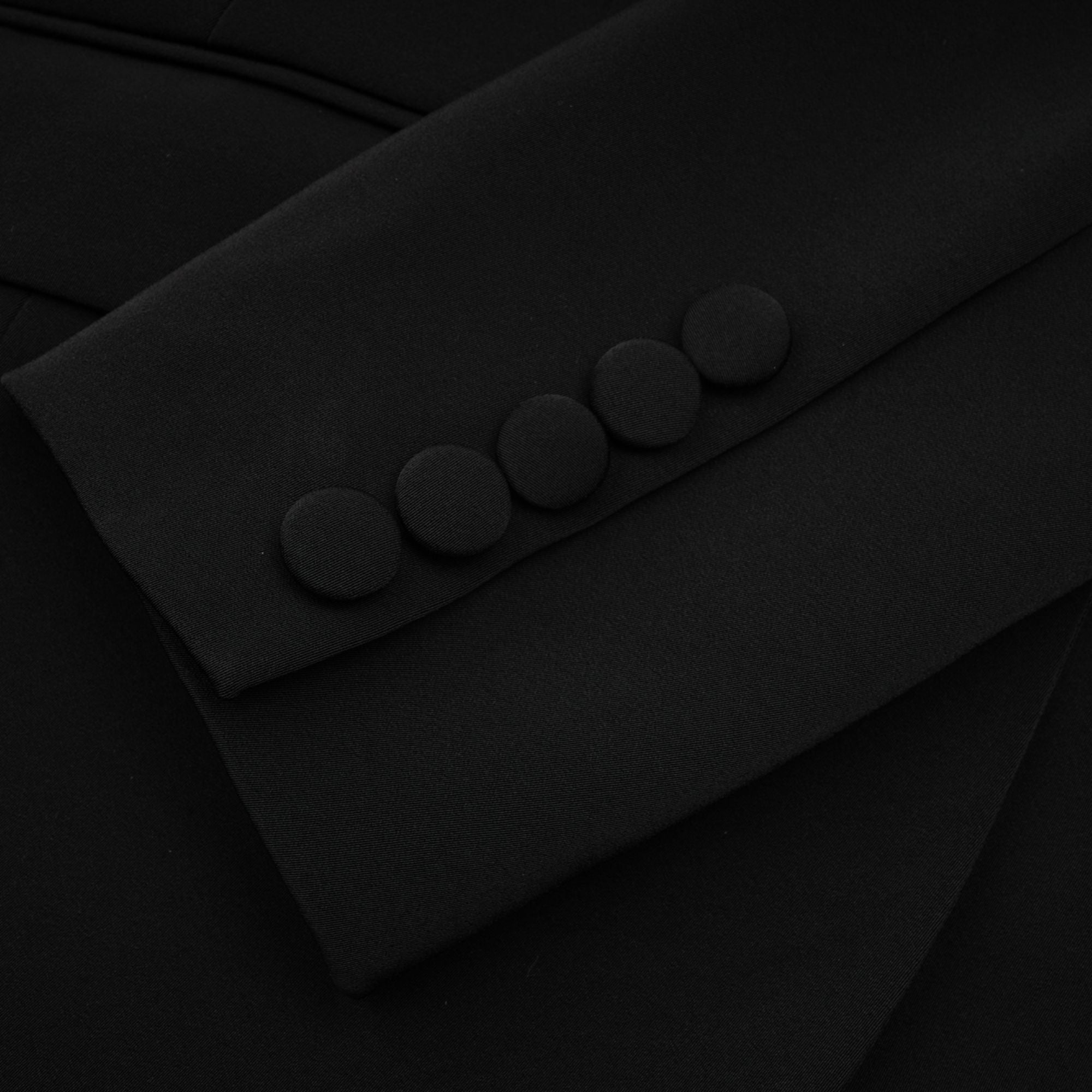 Delphine – Passendes Set aus schwarzer, verzierter Jacke und Hose