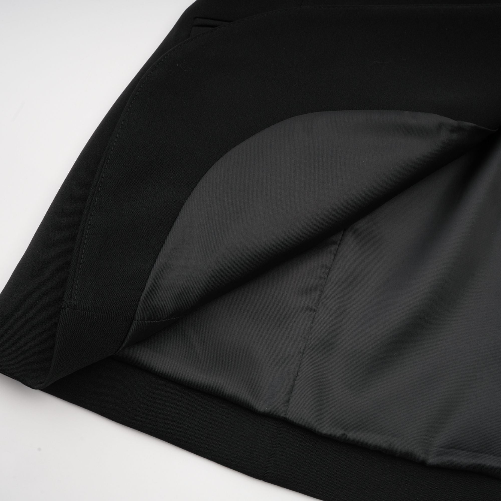 Delphine – Passendes Set aus schwarzer, verzierter Jacke und Hose