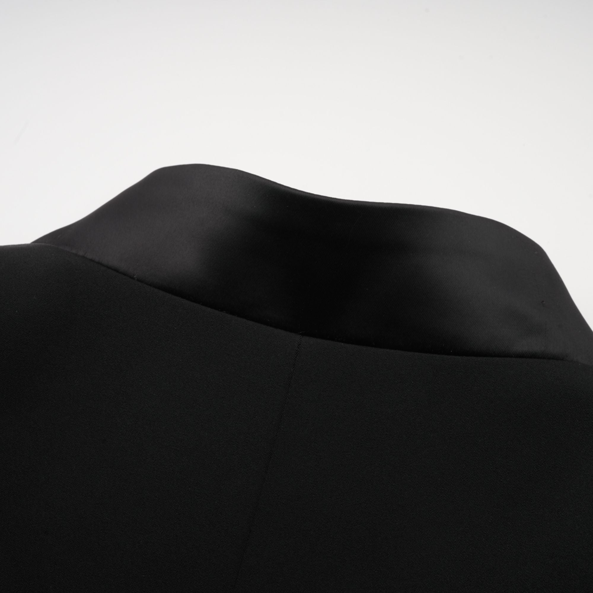 Delphine – Passendes Set aus schwarzer, verzierter Jacke und Hose