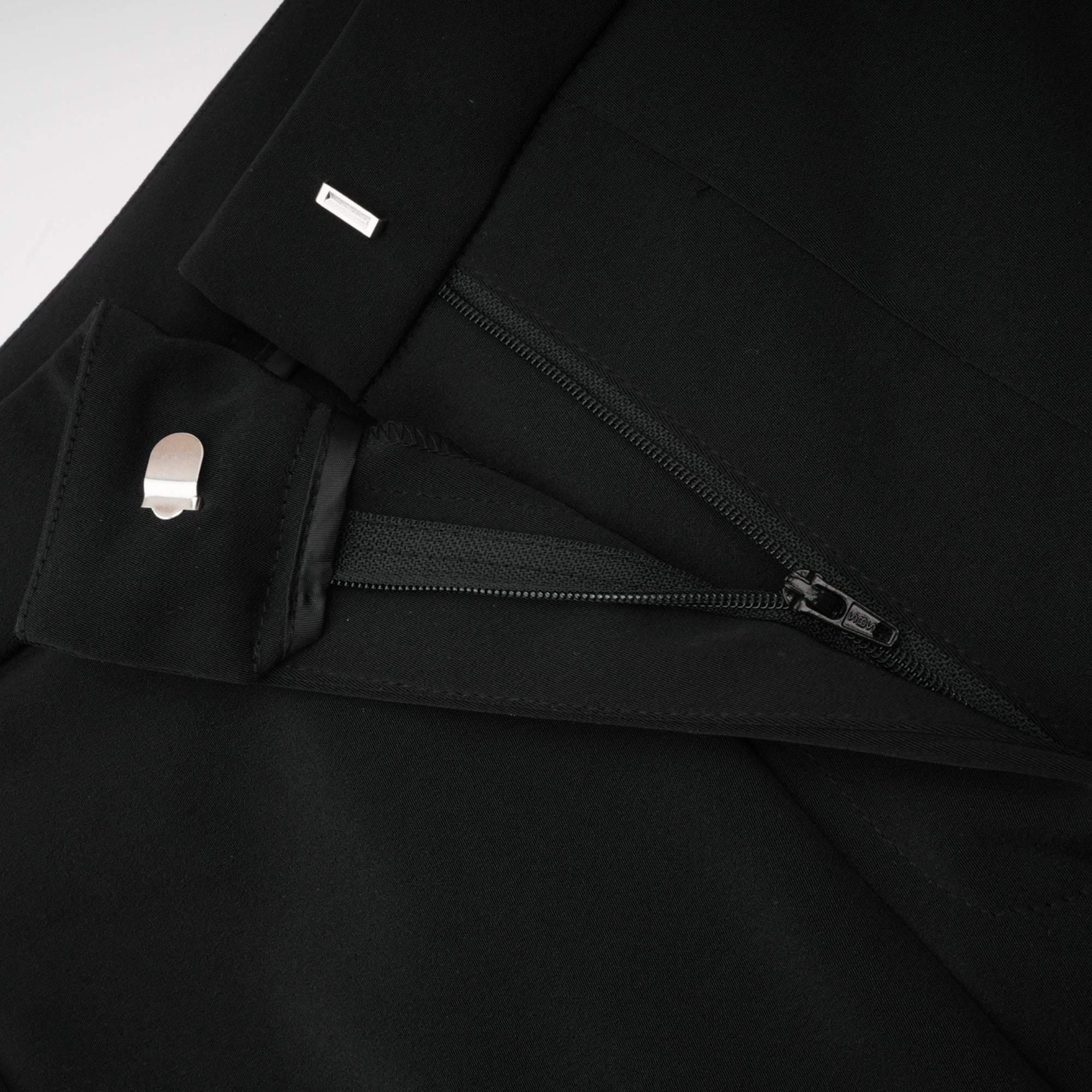 Delphine – Passendes Set aus schwarzer, verzierter Jacke und Hose