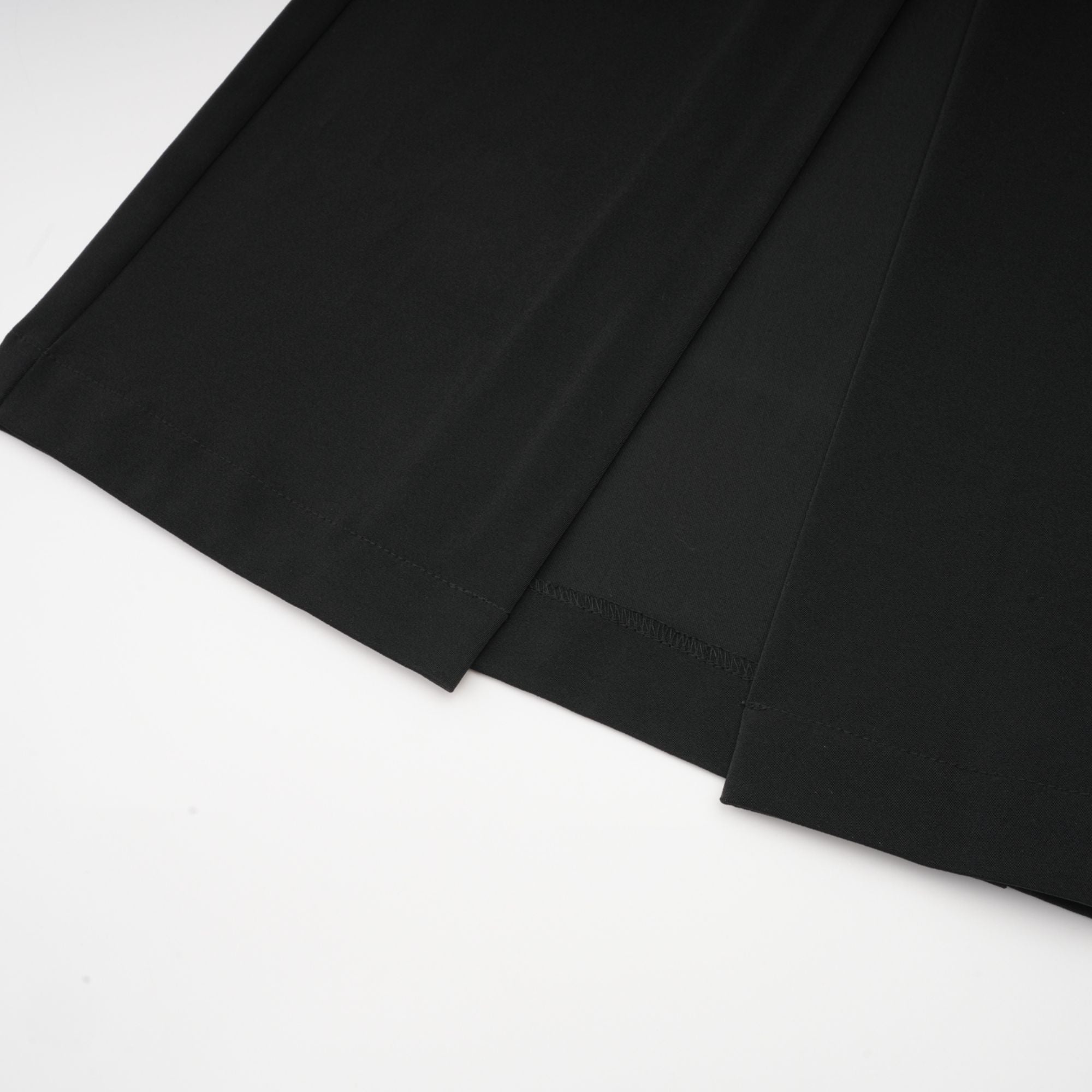 Delphine – Passendes Set aus schwarzer, verzierter Jacke und Hose