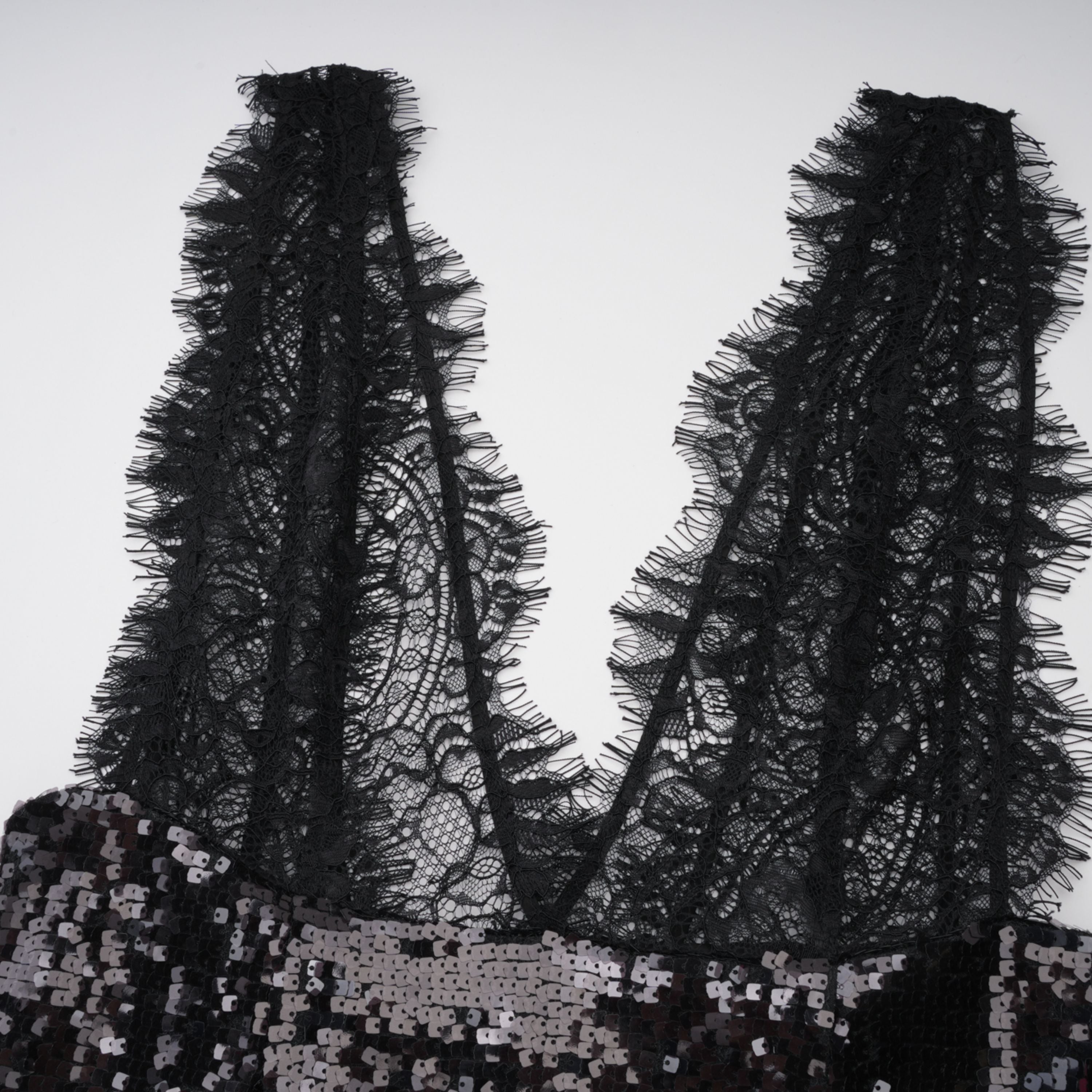 فستان أفا ماكسي أسود من الدانتيل والترتر