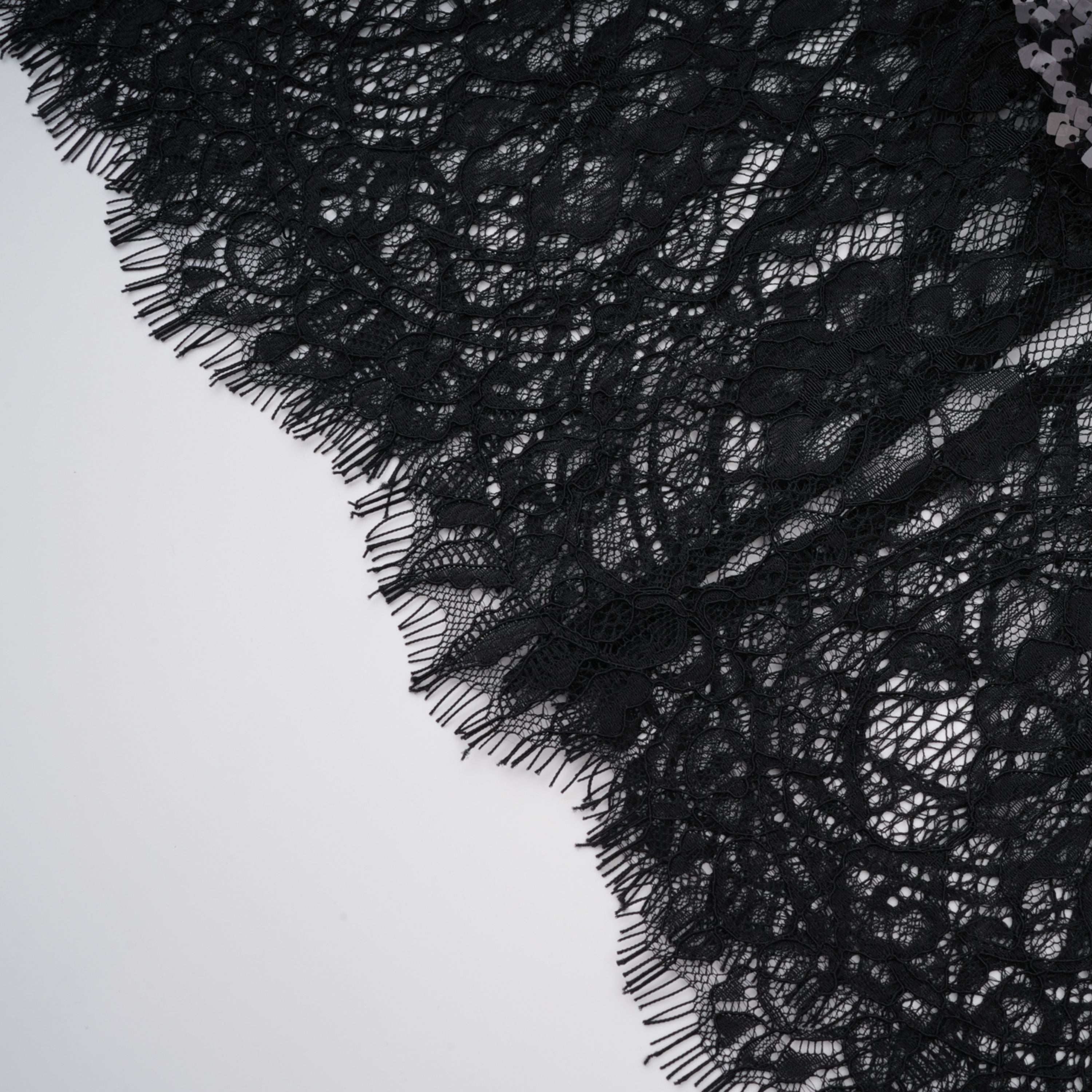 فستان أفا ماكسي أسود من الدانتيل والترتر