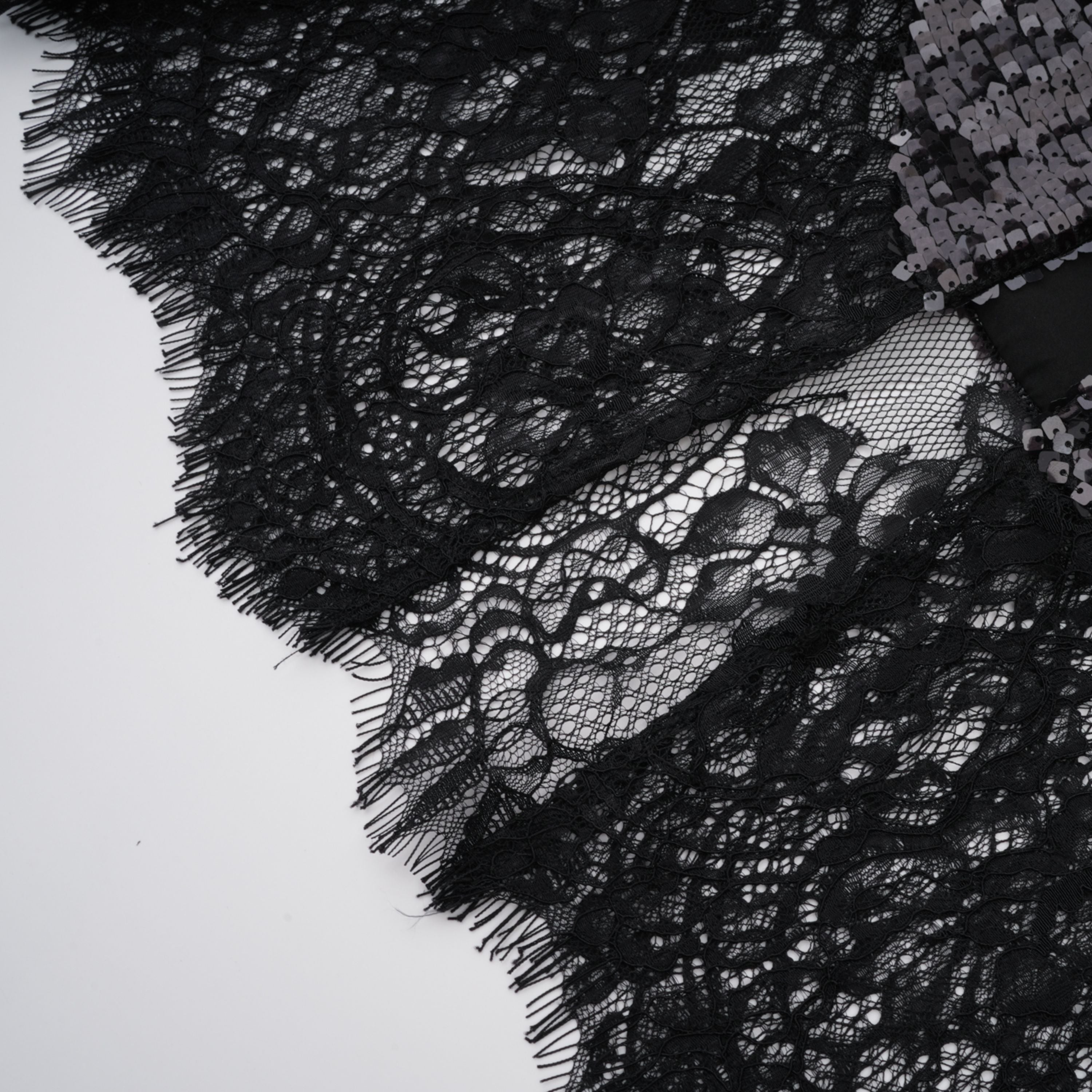 فستان أفا ماكسي أسود من الدانتيل والترتر