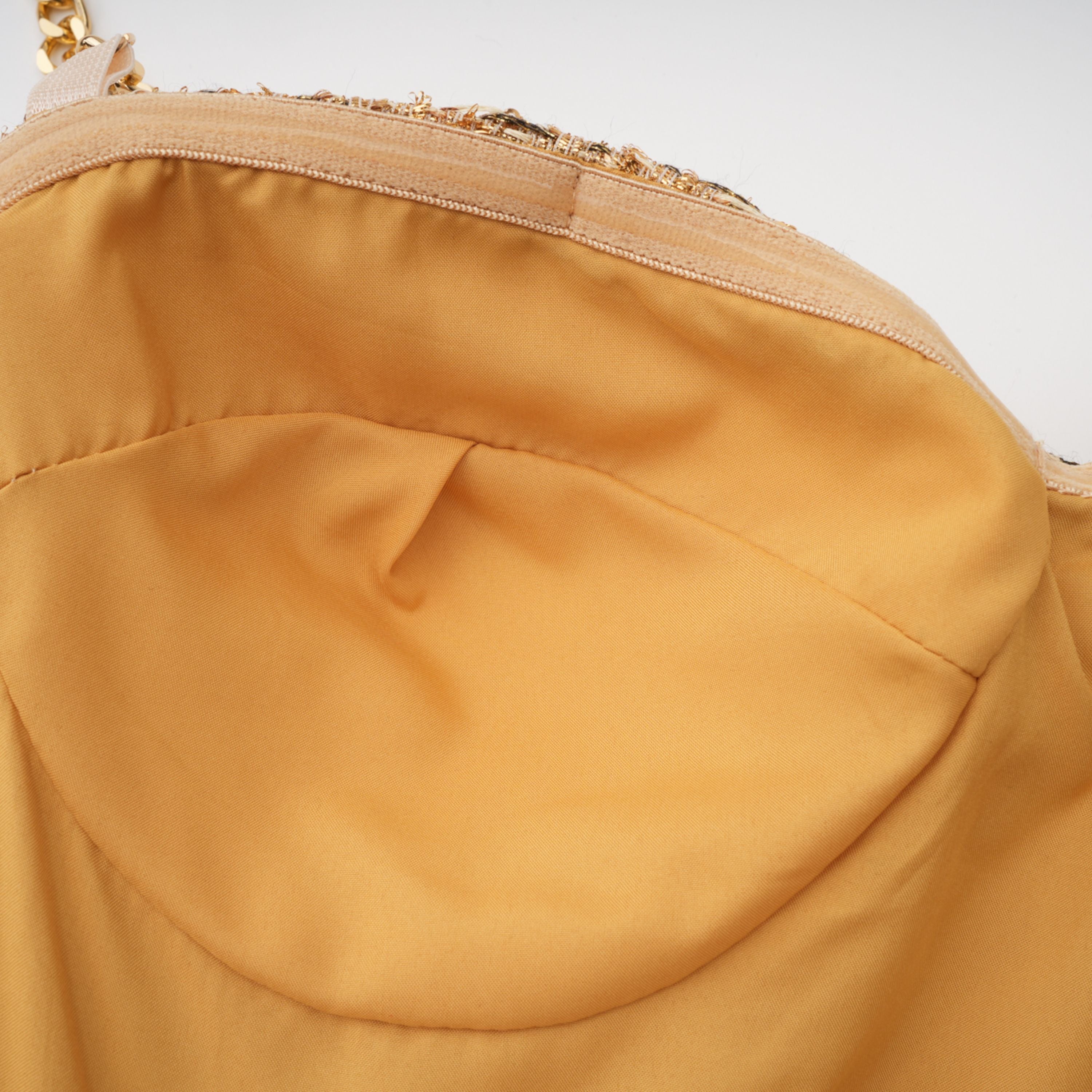 فستان قصير من التويد بياقة على شكل قلب من Arna Gold