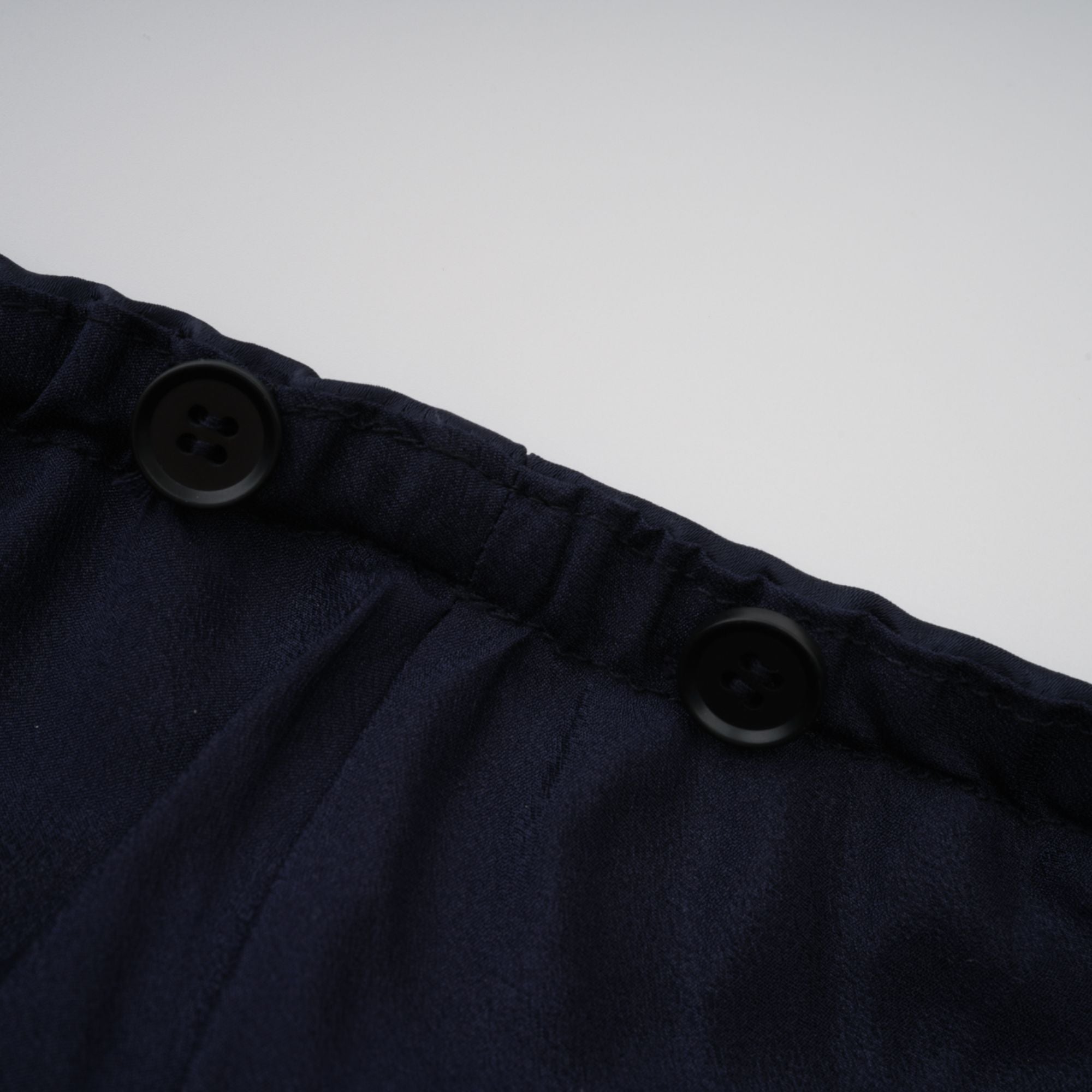 فستان ماكسي أزرق من جوزيت بخصر ببلوم