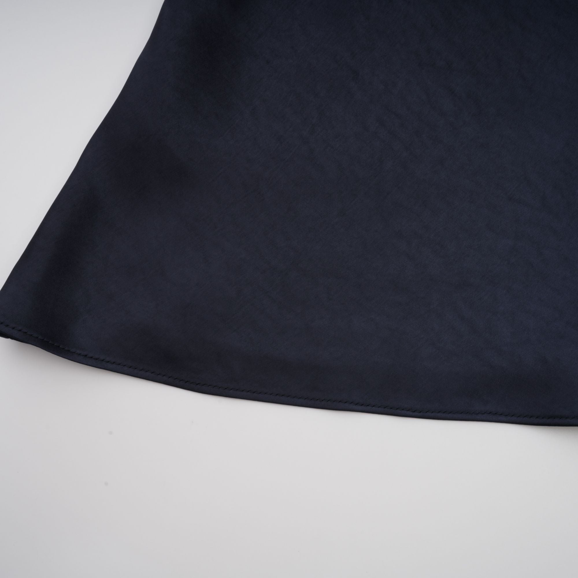 فستان ماكسي أزرق من جوزيت بخصر ببلوم