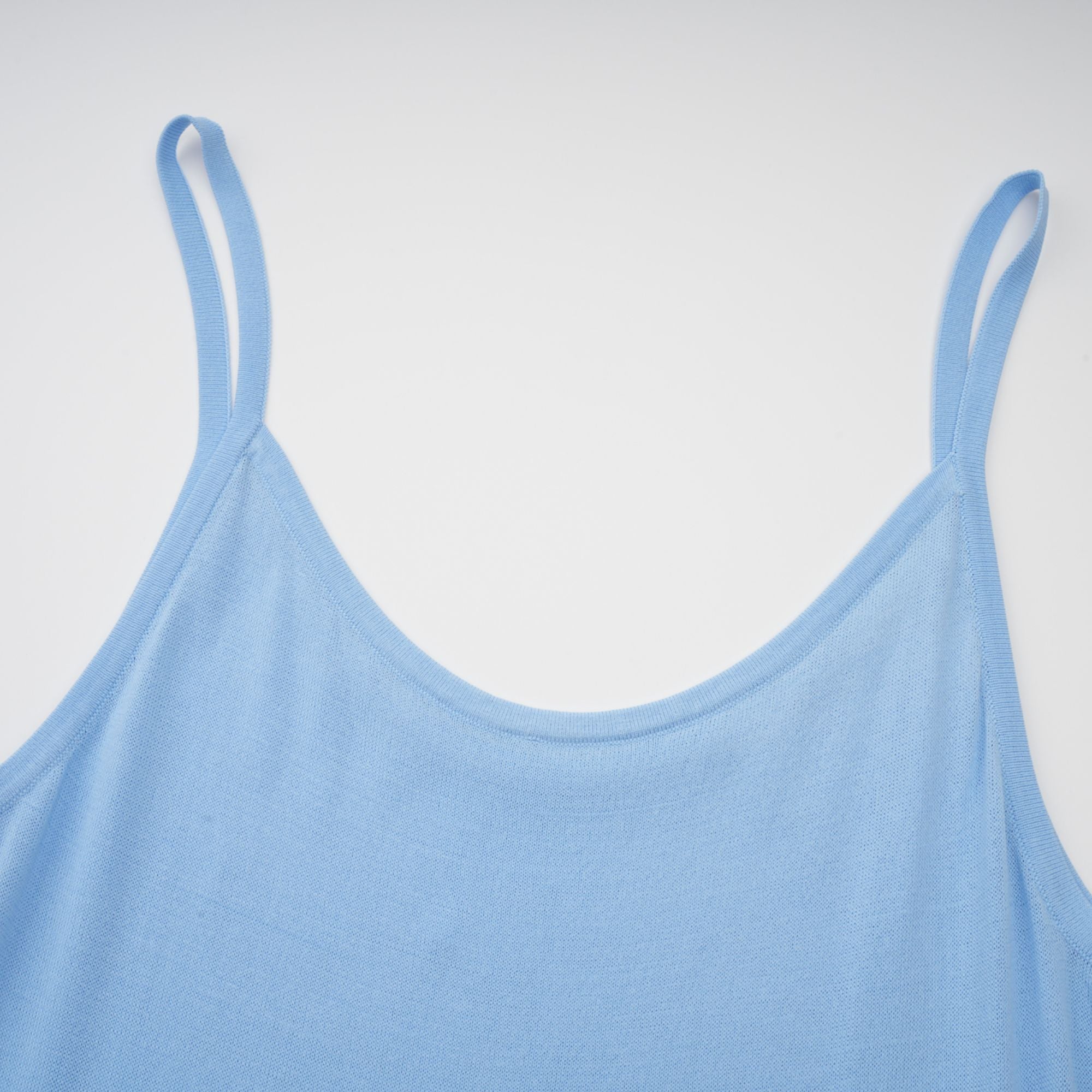 Mailys blaues Häkelstrick-Midikleid mit Rüschenbesatz